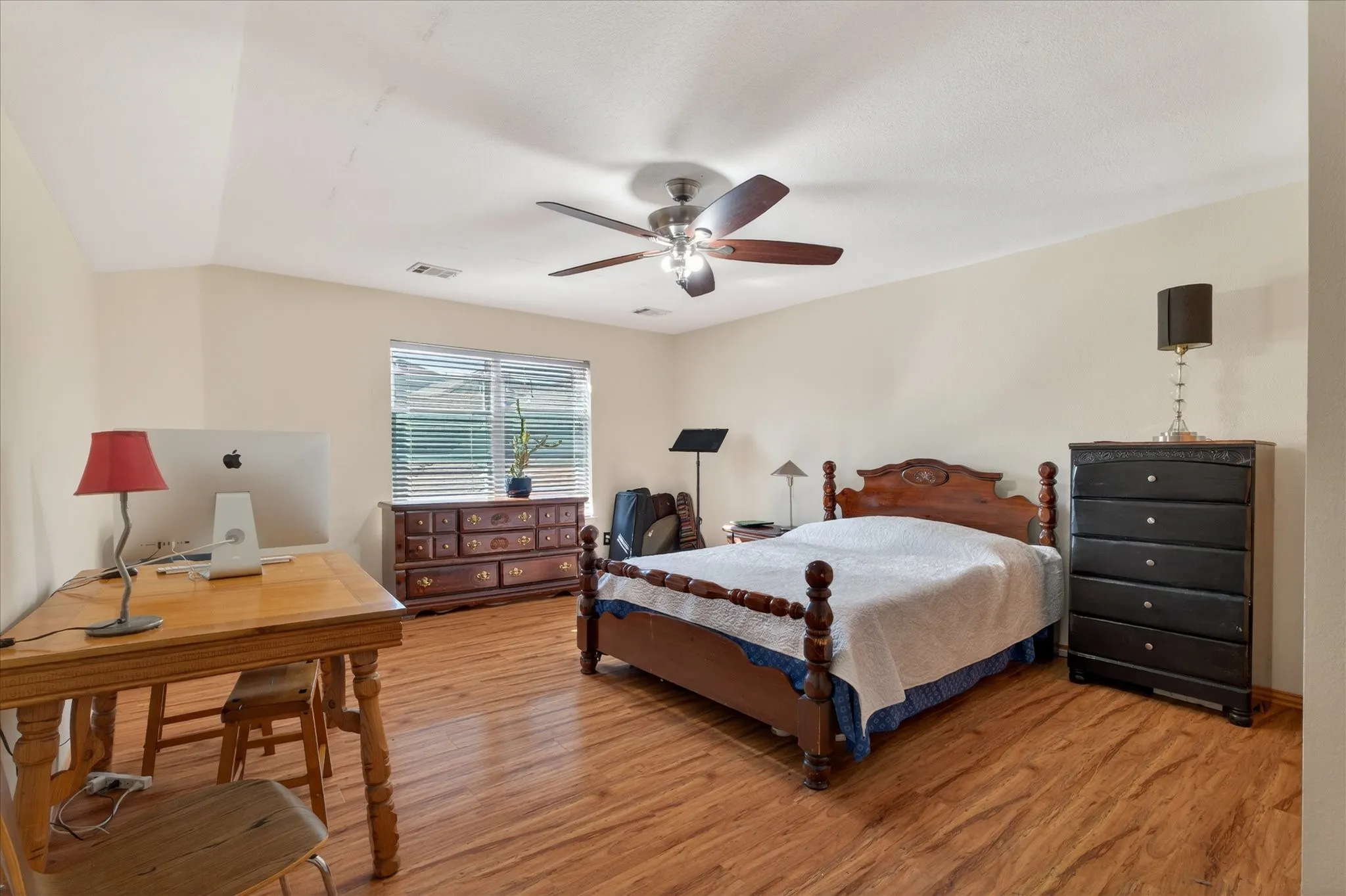 Single Family Residence For Sale in Collin County , 3329 Woodglen Drive, Mc Kinney, Texas 75071, 4 Bedroom, 2 Bathroom, 2 Garage spaces, 2,343 Sqft, built in 1998, mls#21401454, Real Estate Agent in Mc Kinney, Homes For Sale in Collin county, Homes For Sale in Mc Kinney, Realtor in Mc Kinney Texas, Real Estate Brokerage Independent Realty Texas, Luminita Cordes Realtor