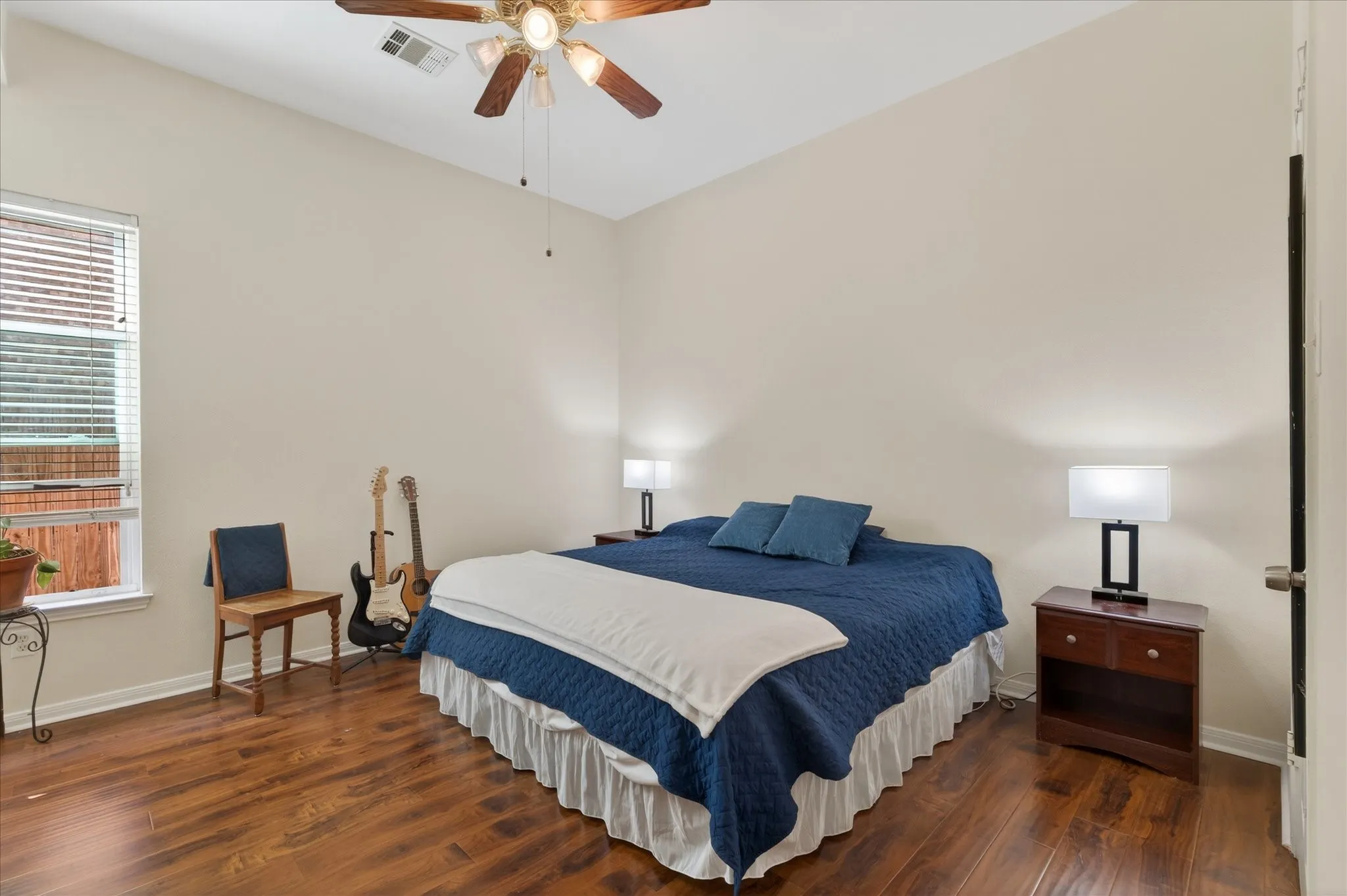 Single Family Residence For Sale in Collin County , 3329 Woodglen Drive, Mc Kinney, Texas 75071, 4 Bedroom, 2 Bathroom, 2 Garage spaces, 2,343 Sqft, built in 1998, mls#21401454, Real Estate Agent in Mc Kinney, Homes For Sale in Collin county, Homes For Sale in Mc Kinney, Realtor in Mc Kinney Texas, Real Estate Brokerage Independent Realty Texas, Luminita Cordes Realtor