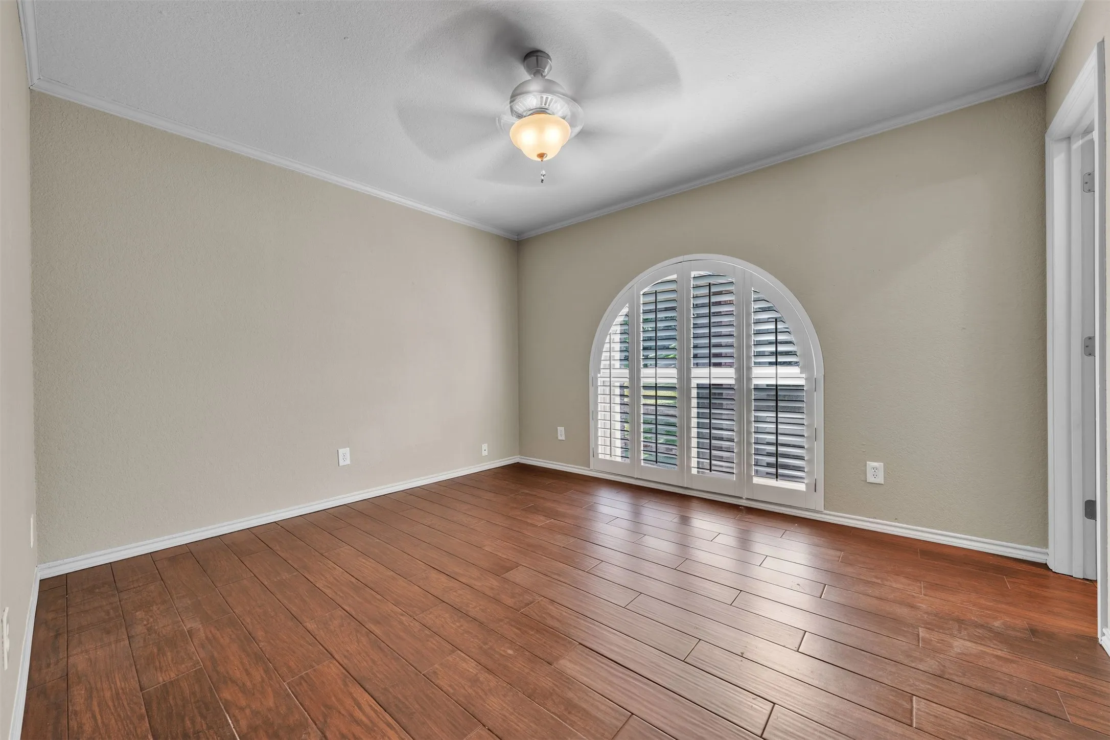 Single Family Residence For Sale in Tarrant County , 401 Canyon Creek Trail, Fort Worth, Texas 76112, 4 Bedroom, 5 Bathroom, 3 Garage spaces, 4,207 Sqft, built in 1987, mls#21401321, Real Estate Agent in Fort Worth, Homes For Sale in Tarrant county, Homes For Sale in Fort Worth, Realtor in Fort Worth Texas, Real Estate Brokerage Independent Realty Texas, Luminita Cordes Realtor