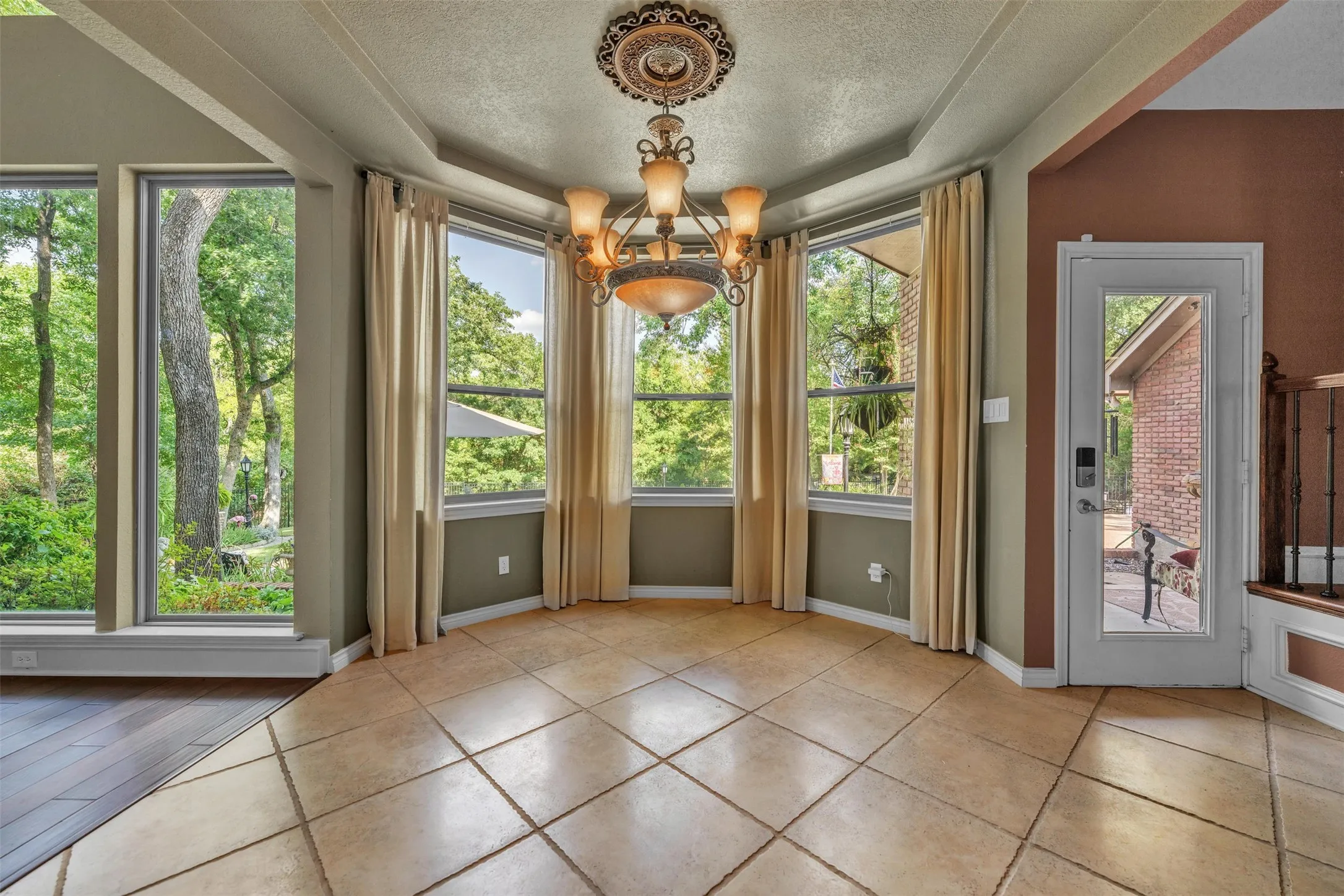 Single Family Residence For Sale in Tarrant County , 401 Canyon Creek Trail, Fort Worth, Texas 76112, 4 Bedroom, 5 Bathroom, 3 Garage spaces, 4,207 Sqft, built in 1987, mls#21401321, Real Estate Agent in Fort Worth, Homes For Sale in Tarrant county, Homes For Sale in Fort Worth, Realtor in Fort Worth Texas, Real Estate Brokerage Independent Realty Texas, Luminita Cordes Realtor