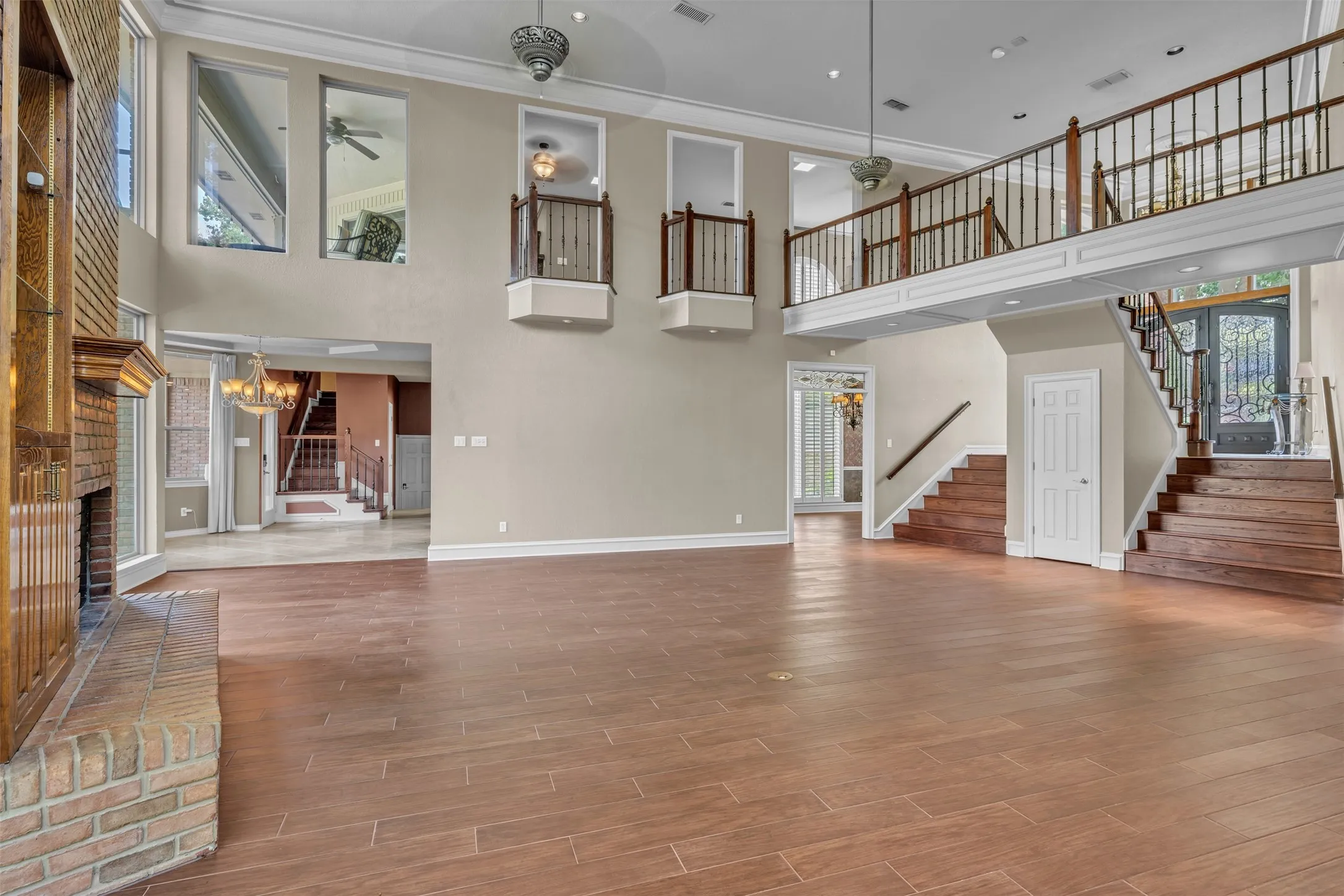 Single Family Residence For Sale in Tarrant County , 401 Canyon Creek Trail, Fort Worth, Texas 76112, 4 Bedroom, 5 Bathroom, 3 Garage spaces, 4,207 Sqft, built in 1987, mls#21401321, Real Estate Agent in Fort Worth, Homes For Sale in Tarrant county, Homes For Sale in Fort Worth, Realtor in Fort Worth Texas, Real Estate Brokerage Independent Realty Texas, Luminita Cordes Realtor