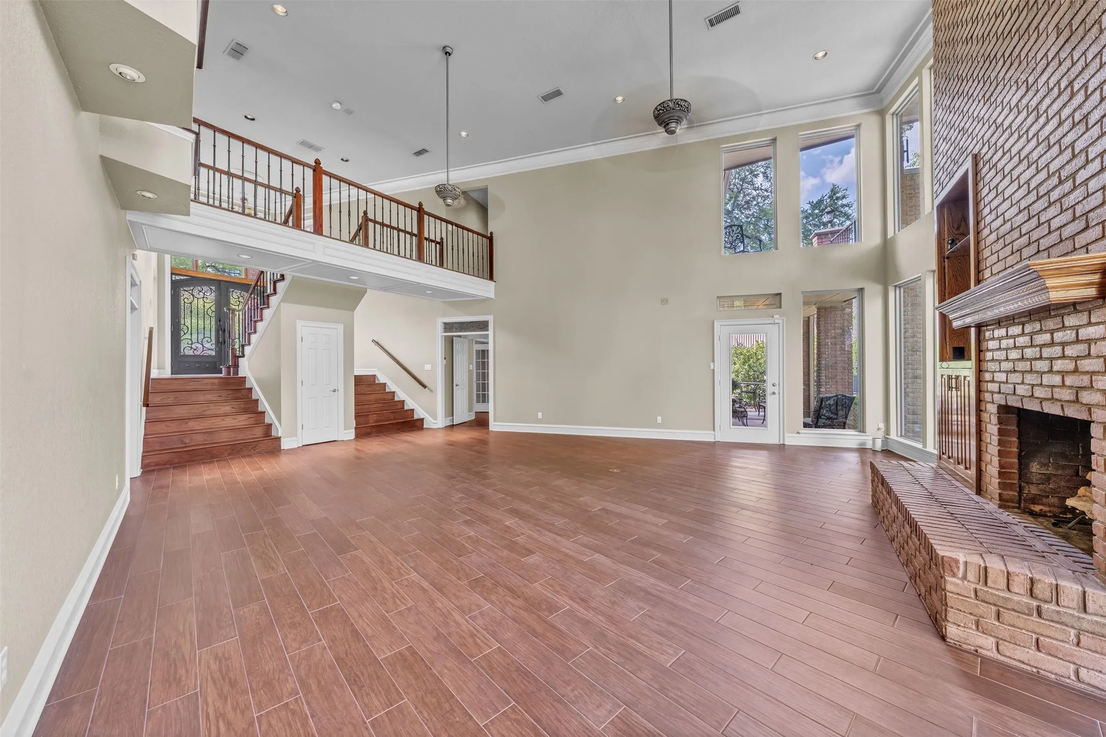 Single Family Residence For Sale in Tarrant County , 401 Canyon Creek Trail, Fort Worth, Texas 76112, 4 Bedroom, 5 Bathroom, 3 Garage spaces, 4,207 Sqft, built in 1987, mls#21401321, Real Estate Agent in Fort Worth, Homes For Sale in Tarrant county, Homes For Sale in Fort Worth, Realtor in Fort Worth Texas, Real Estate Brokerage Independent Realty Texas, Luminita Cordes Realtor