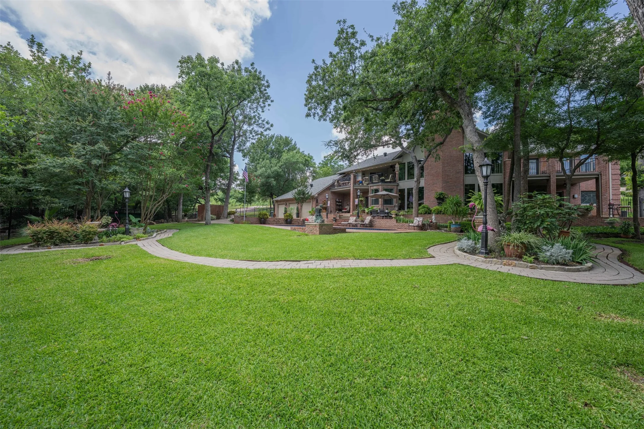 Single Family Residence For Sale in Tarrant County , 401 Canyon Creek Trail, Fort Worth, Texas 76112, 4 Bedroom, 5 Bathroom, 3 Garage spaces, 4,207 Sqft, built in 1987, mls#21401321, Real Estate Agent in Fort Worth, Homes For Sale in Tarrant county, Homes For Sale in Fort Worth, Realtor in Fort Worth Texas, Real Estate Brokerage Independent Realty Texas, Luminita Cordes Realtor