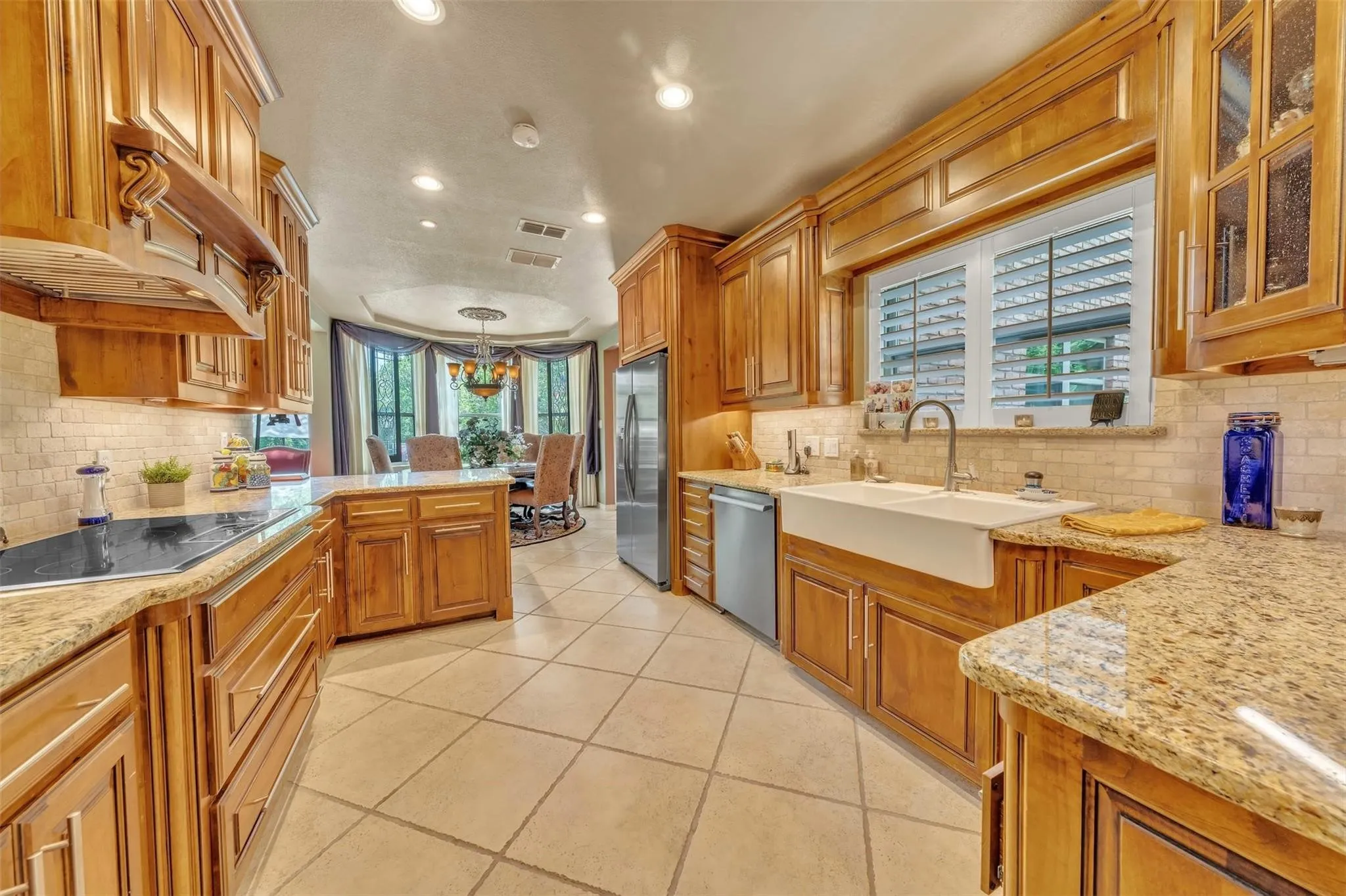 Single Family Residence For Sale in Tarrant County , 401 Canyon Creek Trail, Fort Worth, Texas 76112, 4 Bedroom, 5 Bathroom, 3 Garage spaces, 4,207 Sqft, built in 1987, mls#21401321, Real Estate Agent in Fort Worth, Homes For Sale in Tarrant county, Homes For Sale in Fort Worth, Realtor in Fort Worth Texas, Real Estate Brokerage Independent Realty Texas, Luminita Cordes Realtor
