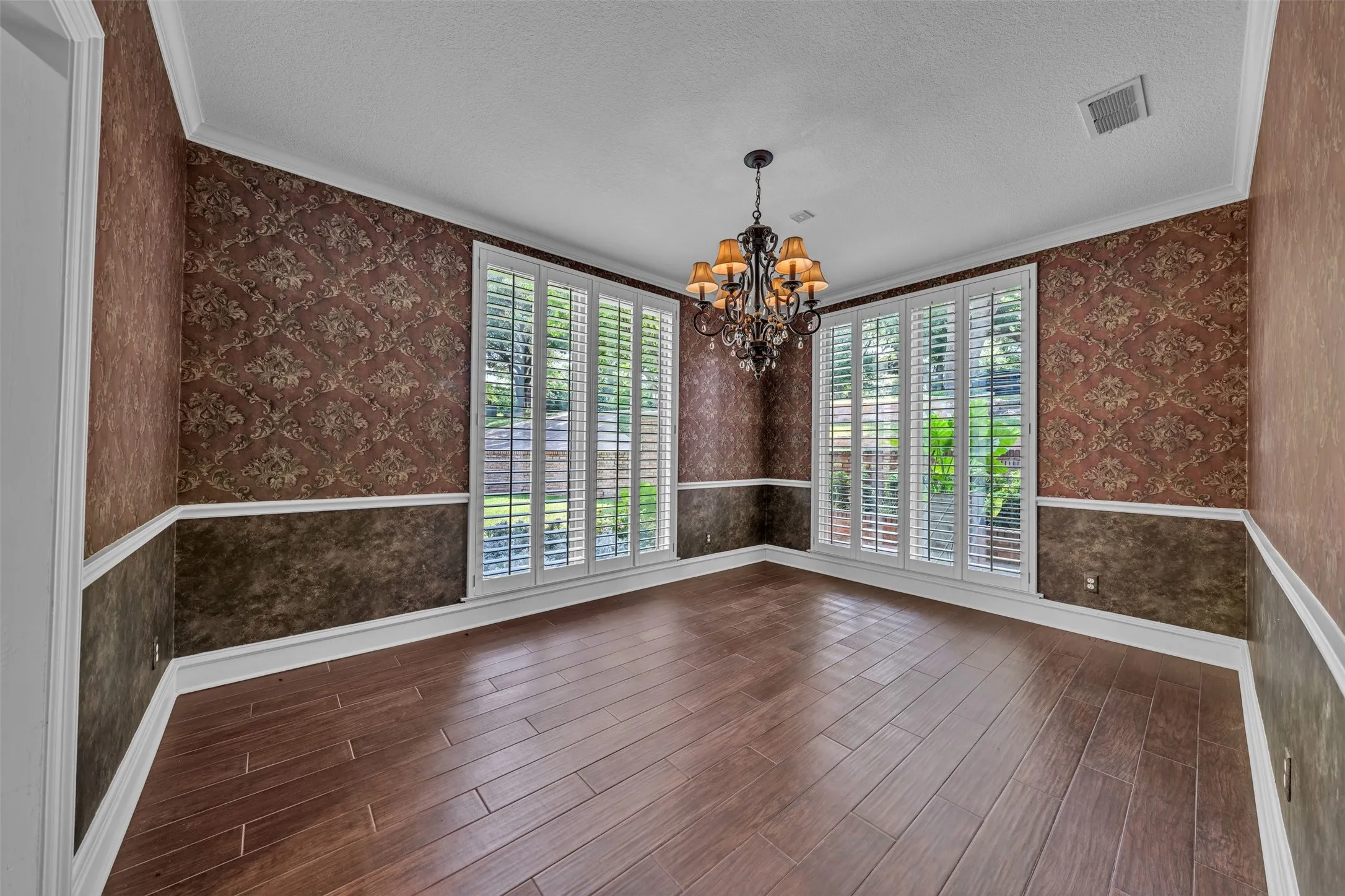Single Family Residence For Sale in Tarrant County , 401 Canyon Creek Trail, Fort Worth, Texas 76112, 4 Bedroom, 5 Bathroom, 3 Garage spaces, 4,207 Sqft, built in 1987, mls#21401321, Real Estate Agent in Fort Worth, Homes For Sale in Tarrant county, Homes For Sale in Fort Worth, Realtor in Fort Worth Texas, Real Estate Brokerage Independent Realty Texas, Luminita Cordes Realtor