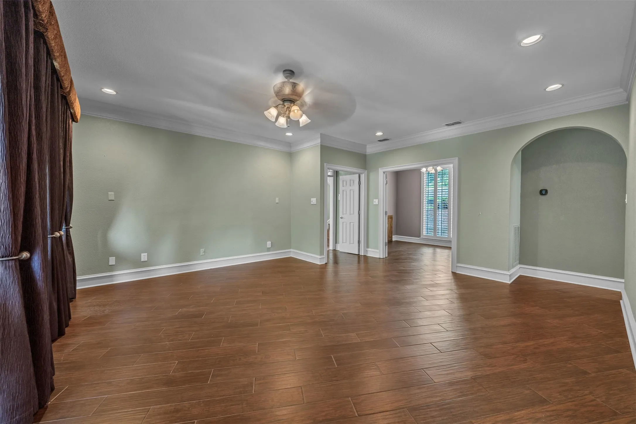 Single Family Residence For Sale in Tarrant County , 401 Canyon Creek Trail, Fort Worth, Texas 76112, 4 Bedroom, 5 Bathroom, 3 Garage spaces, 4,207 Sqft, built in 1987, mls#21401321, Real Estate Agent in Fort Worth, Homes For Sale in Tarrant county, Homes For Sale in Fort Worth, Realtor in Fort Worth Texas, Real Estate Brokerage Independent Realty Texas, Luminita Cordes Realtor