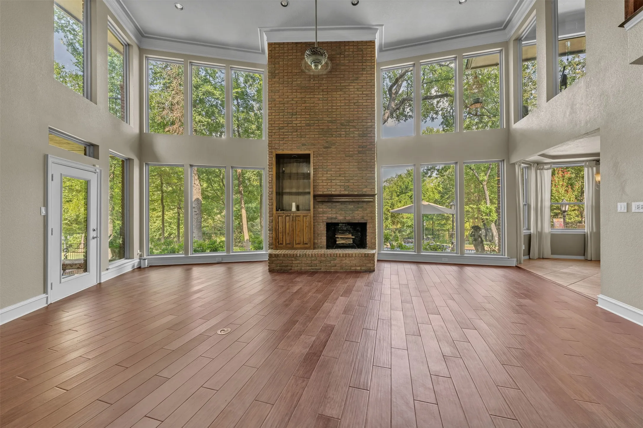 Single Family Residence For Sale in Tarrant County , 401 Canyon Creek Trail, Fort Worth, Texas 76112, 4 Bedroom, 5 Bathroom, 3 Garage spaces, 4,207 Sqft, built in 1987, mls#21401321, Real Estate Agent in Fort Worth, Homes For Sale in Tarrant county, Homes For Sale in Fort Worth, Realtor in Fort Worth Texas, Real Estate Brokerage Independent Realty Texas, Luminita Cordes Realtor