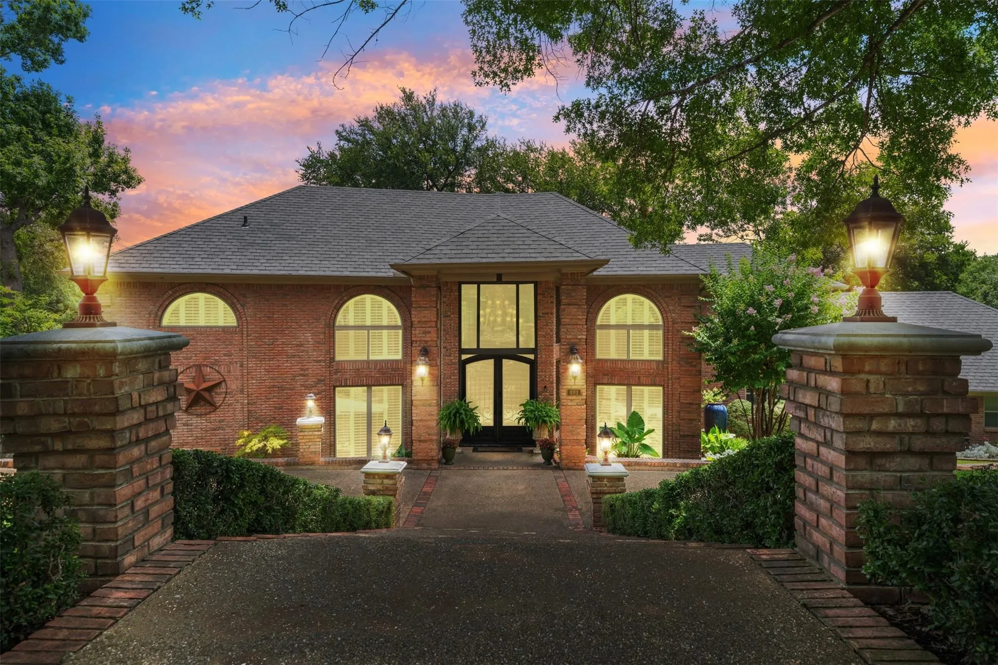Single Family Residence For Sale in Tarrant County , 401 Canyon Creek Trail, Fort Worth, Texas 76112, 4 Bedroom, 5 Bathroom, 3 Garage spaces, 4,207 Sqft, built in 1987, mls#21401321, Real Estate Agent in Fort Worth, Homes For Sale in Tarrant county, Homes For Sale in Fort Worth, Realtor in Fort Worth Texas, Real Estate Brokerage Independent Realty Texas, Luminita Cordes Realtor