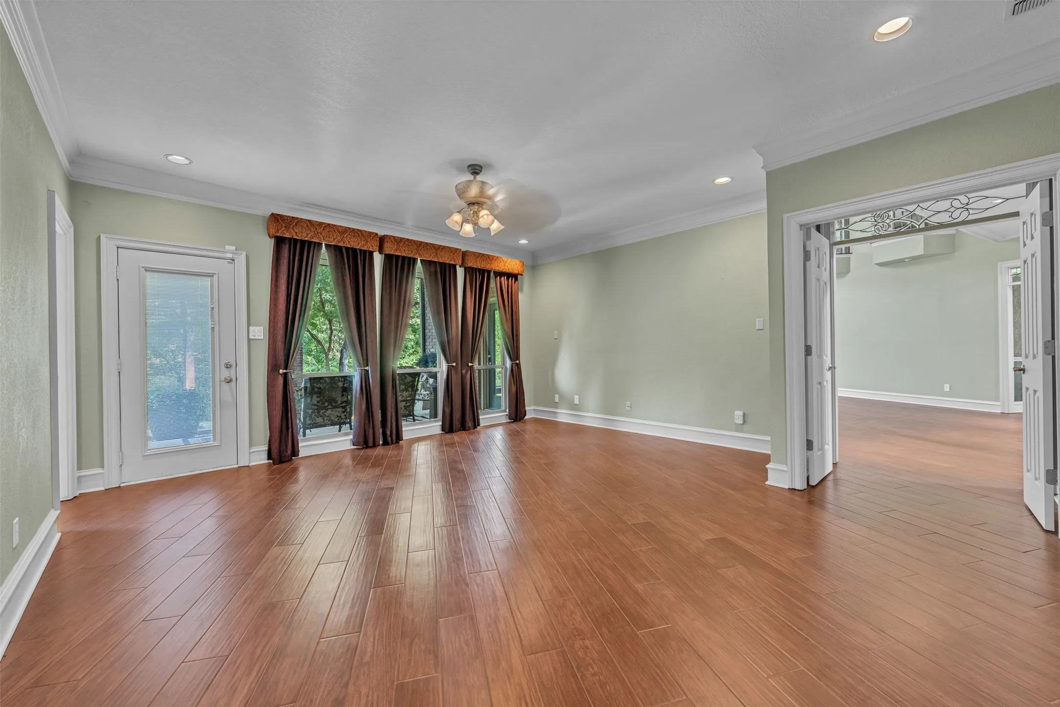 Single Family Residence For Sale in Tarrant County , 401 Canyon Creek Trail, Fort Worth, Texas 76112, 4 Bedroom, 5 Bathroom, 3 Garage spaces, 4,207 Sqft, built in 1987, mls#21401321, Real Estate Agent in Fort Worth, Homes For Sale in Tarrant county, Homes For Sale in Fort Worth, Realtor in Fort Worth Texas, Real Estate Brokerage Independent Realty Texas, Luminita Cordes Realtor