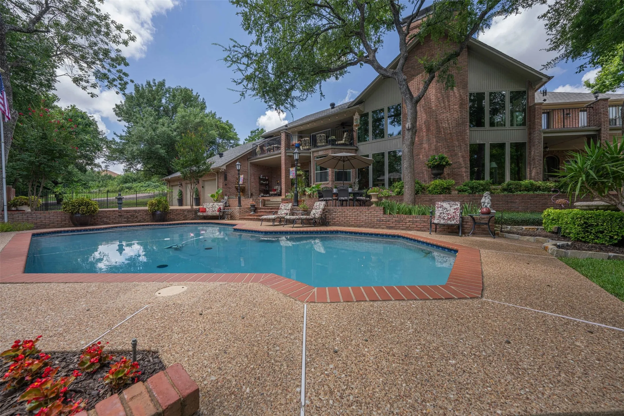 Single Family Residence For Sale in Tarrant County , 401 Canyon Creek Trail, Fort Worth, Texas 76112, 4 Bedroom, 5 Bathroom, 3 Garage spaces, 4,207 Sqft, built in 1987, mls#21401321, Real Estate Agent in Fort Worth, Homes For Sale in Tarrant county, Homes For Sale in Fort Worth, Realtor in Fort Worth Texas, Real Estate Brokerage Independent Realty Texas, Luminita Cordes Realtor