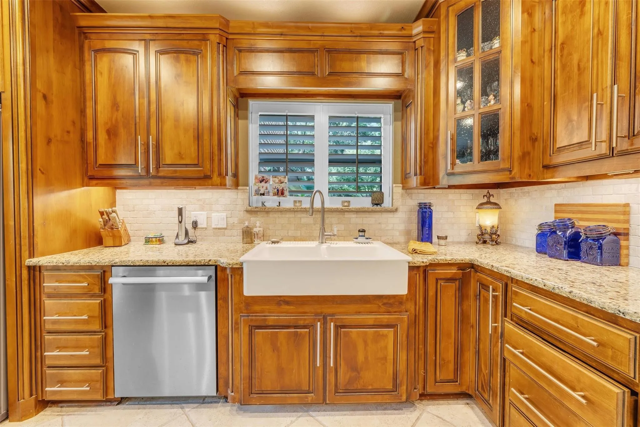 Single Family Residence For Sale in Tarrant County , 401 Canyon Creek Trail, Fort Worth, Texas 76112, 4 Bedroom, 5 Bathroom, 3 Garage spaces, 4,207 Sqft, built in 1987, mls#21401321, Real Estate Agent in Fort Worth, Homes For Sale in Tarrant county, Homes For Sale in Fort Worth, Realtor in Fort Worth Texas, Real Estate Brokerage Independent Realty Texas, Luminita Cordes Realtor
