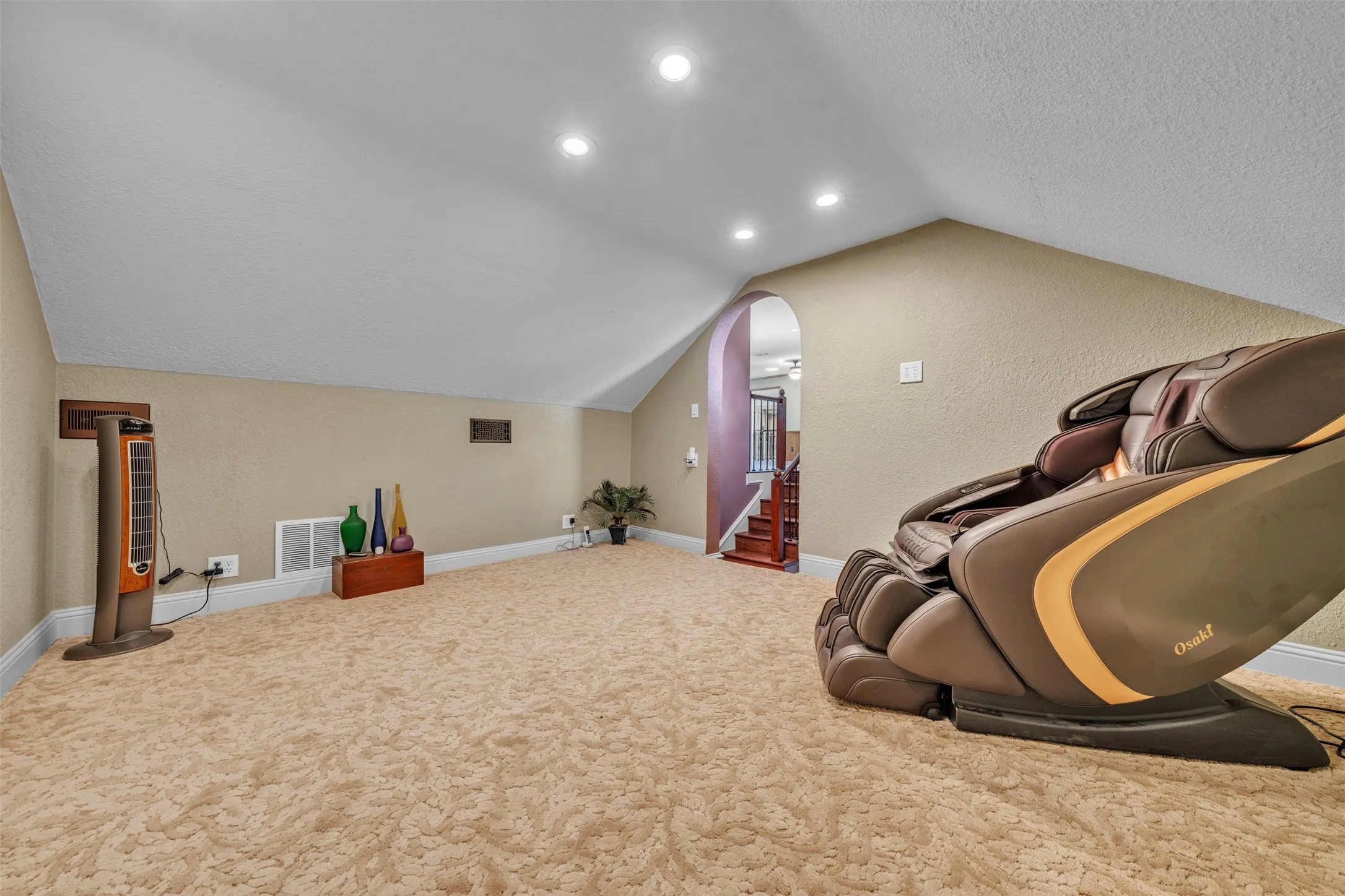 Single Family Residence For Sale in Tarrant County , 401 Canyon Creek Trail, Fort Worth, Texas 76112, 4 Bedroom, 5 Bathroom, 3 Garage spaces, 4,207 Sqft, built in 1987, mls#21401321, Real Estate Agent in Fort Worth, Homes For Sale in Tarrant county, Homes For Sale in Fort Worth, Realtor in Fort Worth Texas, Real Estate Brokerage Independent Realty Texas, Luminita Cordes Realtor