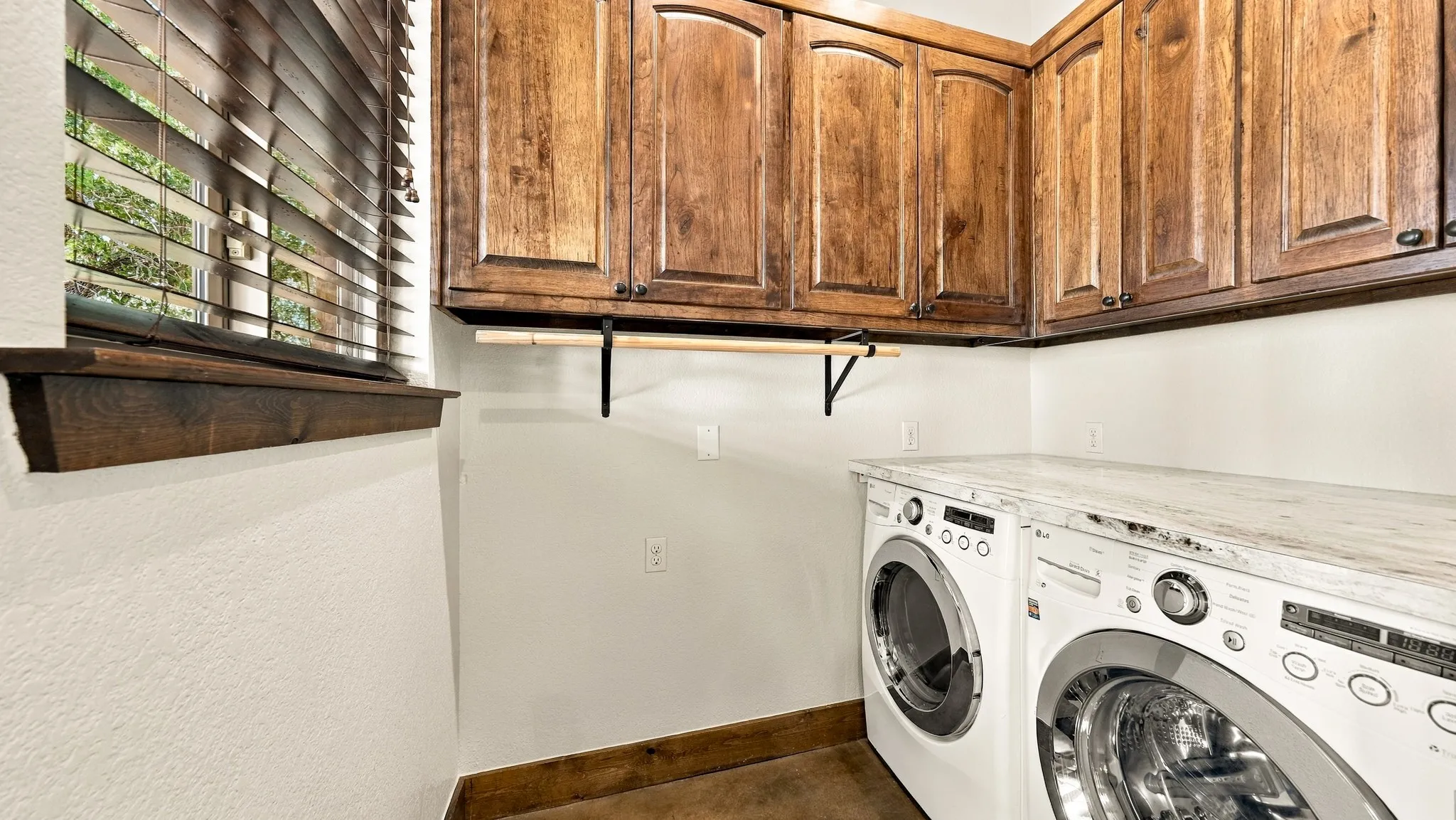 Single Family Residence For Sale in Palo Pinto County , 550 Post Oak Road, Gordon, Texas 76453, 3 Bedroom, 3 Bathroom, 2 Garage spaces, 3,236 Sqft, built in 2009, mls#21394990, Real Estate Agent in Gordon, Homes For Sale in Palo Pinto county, Homes For Sale in Gordon, Realtor in Gordon Texas, Real Estate Brokerage Independent Realty Texas, Luminita Cordes Realtor