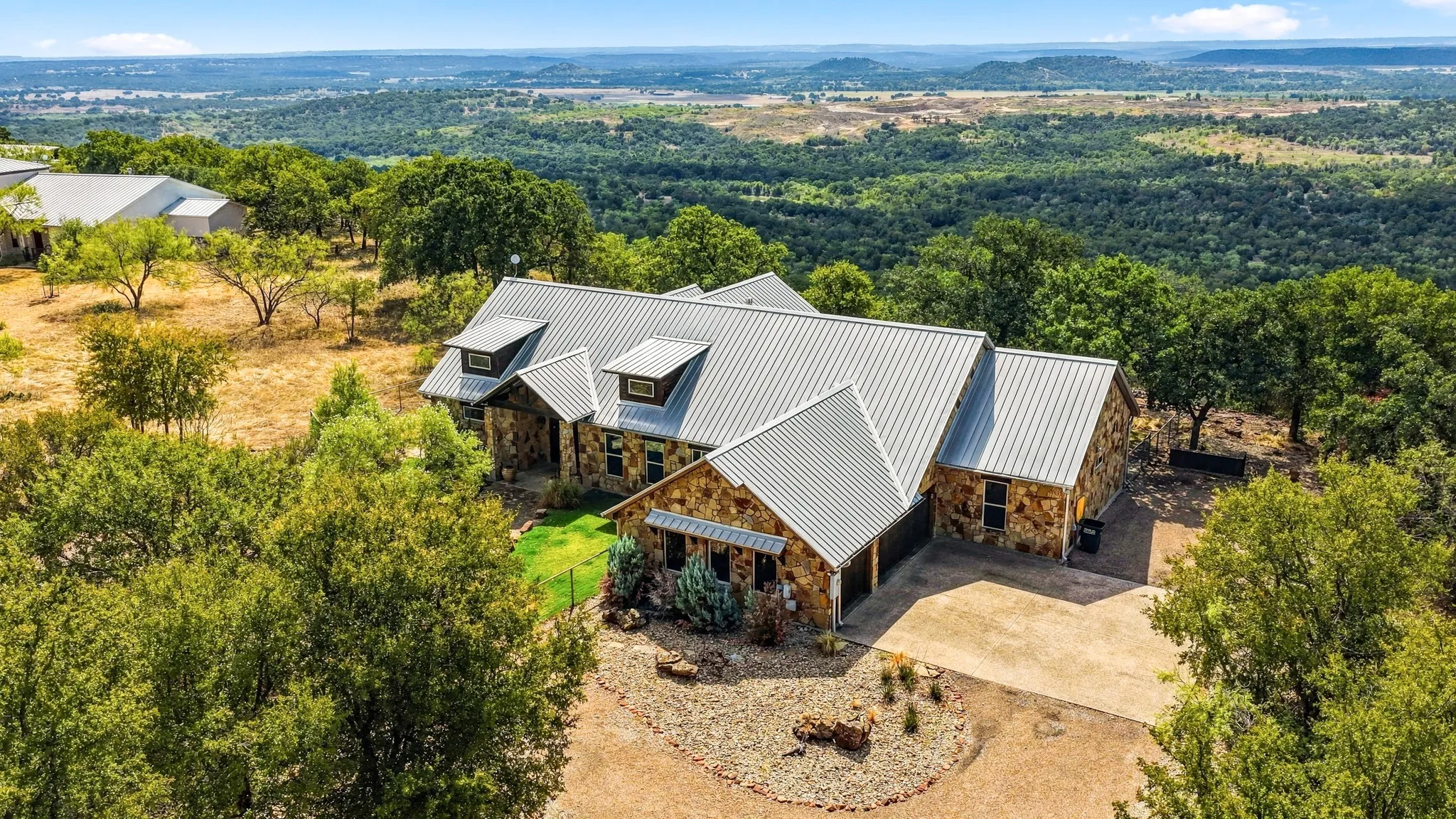 Single Family Residence For Sale in Palo Pinto County , 550 Post Oak Road, Gordon, Texas 76453, 3 Bedroom, 3 Bathroom, 2 Garage spaces, 3,236 Sqft, built in 2009, mls#21394990, Real Estate Agent in Gordon, Homes For Sale in Palo Pinto county, Homes For Sale in Gordon, Realtor in Gordon Texas, Real Estate Brokerage Independent Realty Texas, Luminita Cordes Realtor
