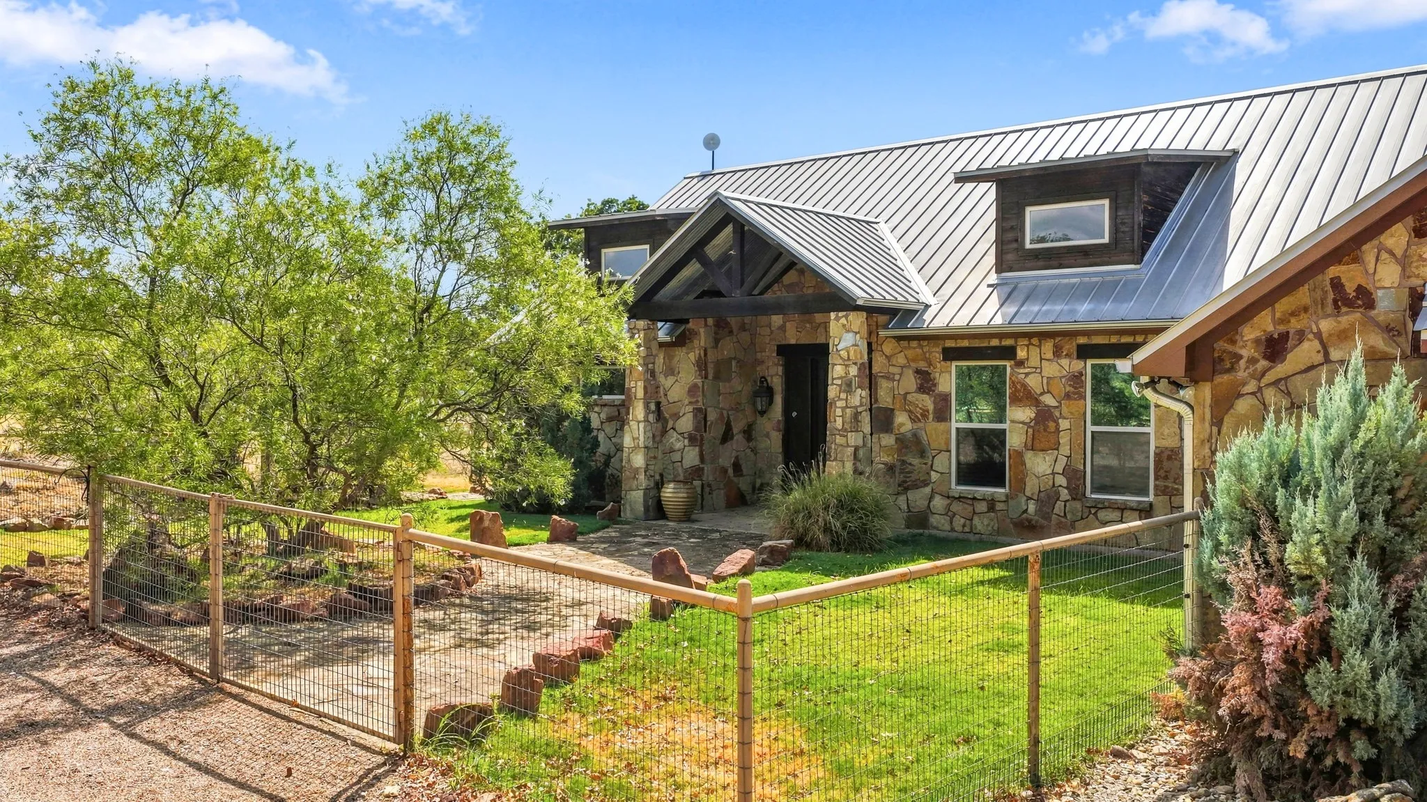 Single Family Residence For Sale in Palo Pinto County , 550 Post Oak Road, Gordon, Texas 76453, 3 Bedroom, 3 Bathroom, 2 Garage spaces, 3,236 Sqft, built in 2009, mls#21394990, Real Estate Agent in Gordon, Homes For Sale in Palo Pinto county, Homes For Sale in Gordon, Realtor in Gordon Texas, Real Estate Brokerage Independent Realty Texas, Luminita Cordes Realtor