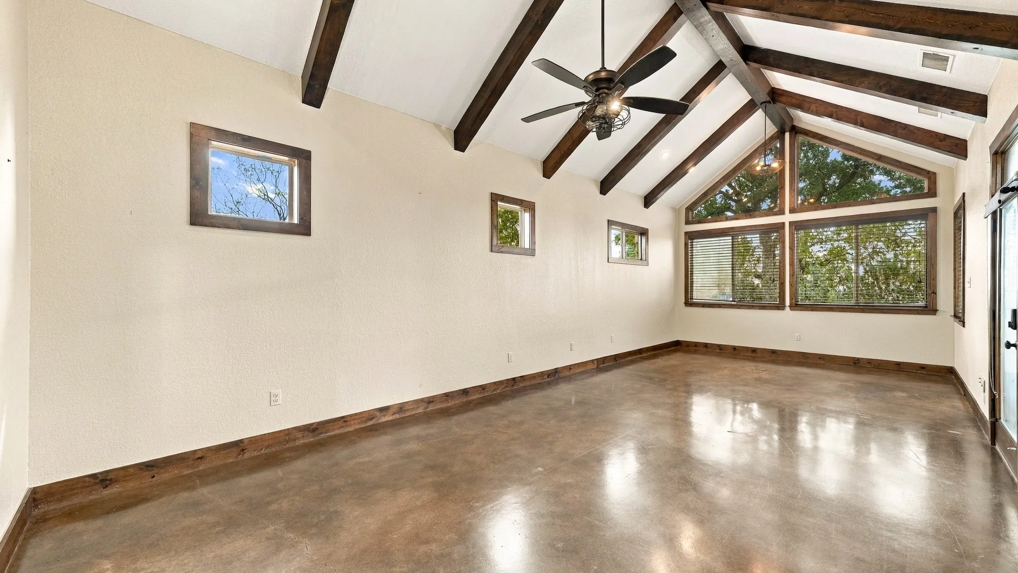 Single Family Residence For Sale in Palo Pinto County , 550 Post Oak Road, Gordon, Texas 76453, 3 Bedroom, 3 Bathroom, 2 Garage spaces, 3,236 Sqft, built in 2009, mls#21394990, Real Estate Agent in Gordon, Homes For Sale in Palo Pinto county, Homes For Sale in Gordon, Realtor in Gordon Texas, Real Estate Brokerage Independent Realty Texas, Luminita Cordes Realtor