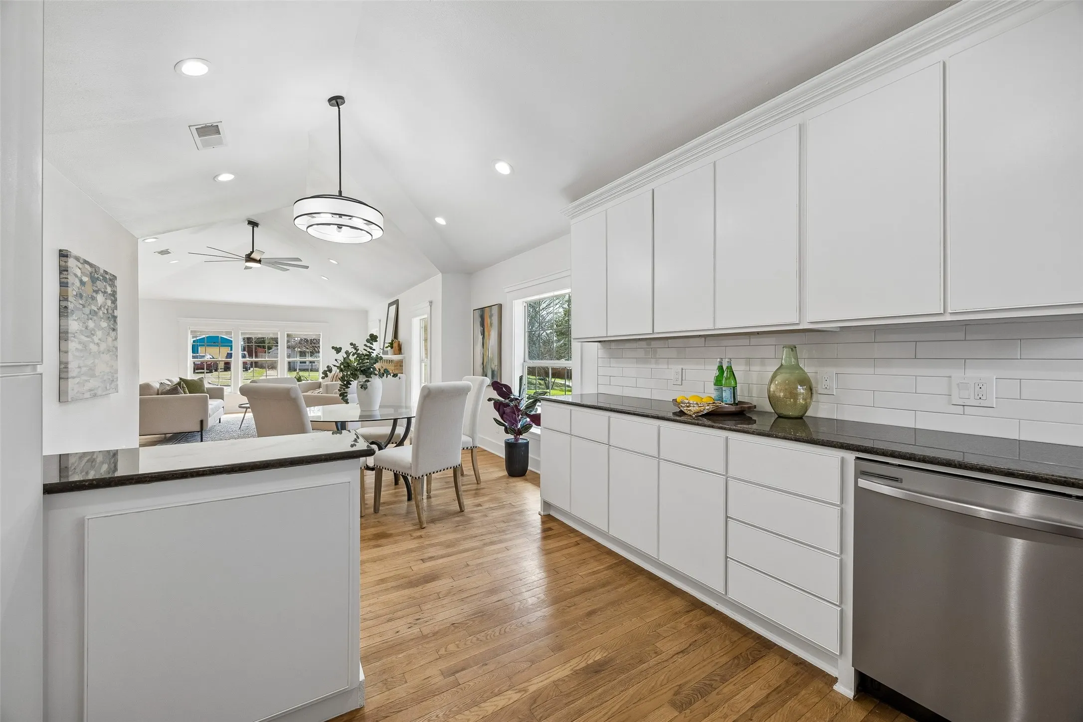 Single Family Residence For Sale in Dallas County , 3335 Burlingdell Avenue, Dallas, Texas 75211, 4 Bedroom, 2 Bathroom, 1 Garage spaces, 1,988 Sqft, built in 1950, mls#21401448, Real Estate Agent in Dallas, Homes For Sale in Dallas county, Homes For Sale in Dallas, Realtor in Dallas Texas, Real Estate Brokerage Independent Realty Texas, Luminita Cordes Realtor