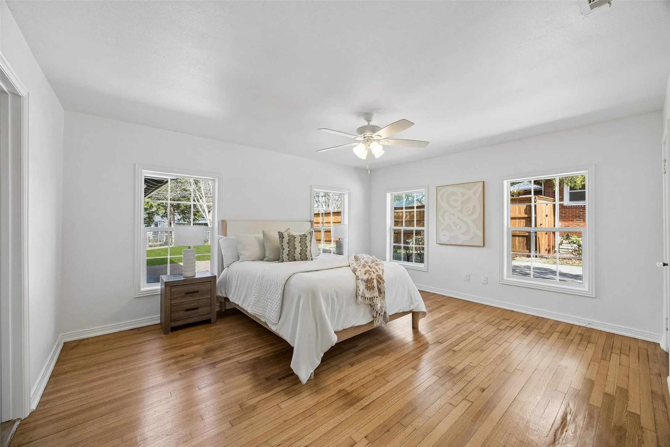 Single Family Residence For Sale in Dallas County , 3335 Burlingdell Avenue, Dallas, Texas 75211, 4 Bedroom, 2 Bathroom, 1 Garage spaces, 1,988 Sqft, built in 1950, mls#21401448, Real Estate Agent in Dallas, Homes For Sale in Dallas county, Homes For Sale in Dallas, Realtor in Dallas Texas, Real Estate Brokerage Independent Realty Texas, Luminita Cordes Realtor