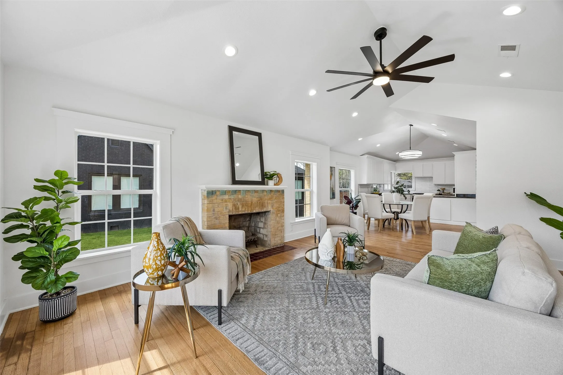 Single Family Residence For Sale in Dallas County , 3335 Burlingdell Avenue, Dallas, Texas 75211, 4 Bedroom, 2 Bathroom, 1 Garage spaces, 1,988 Sqft, built in 1950, mls#21401448, Real Estate Agent in Dallas, Homes For Sale in Dallas county, Homes For Sale in Dallas, Realtor in Dallas Texas, Real Estate Brokerage Independent Realty Texas, Luminita Cordes Realtor