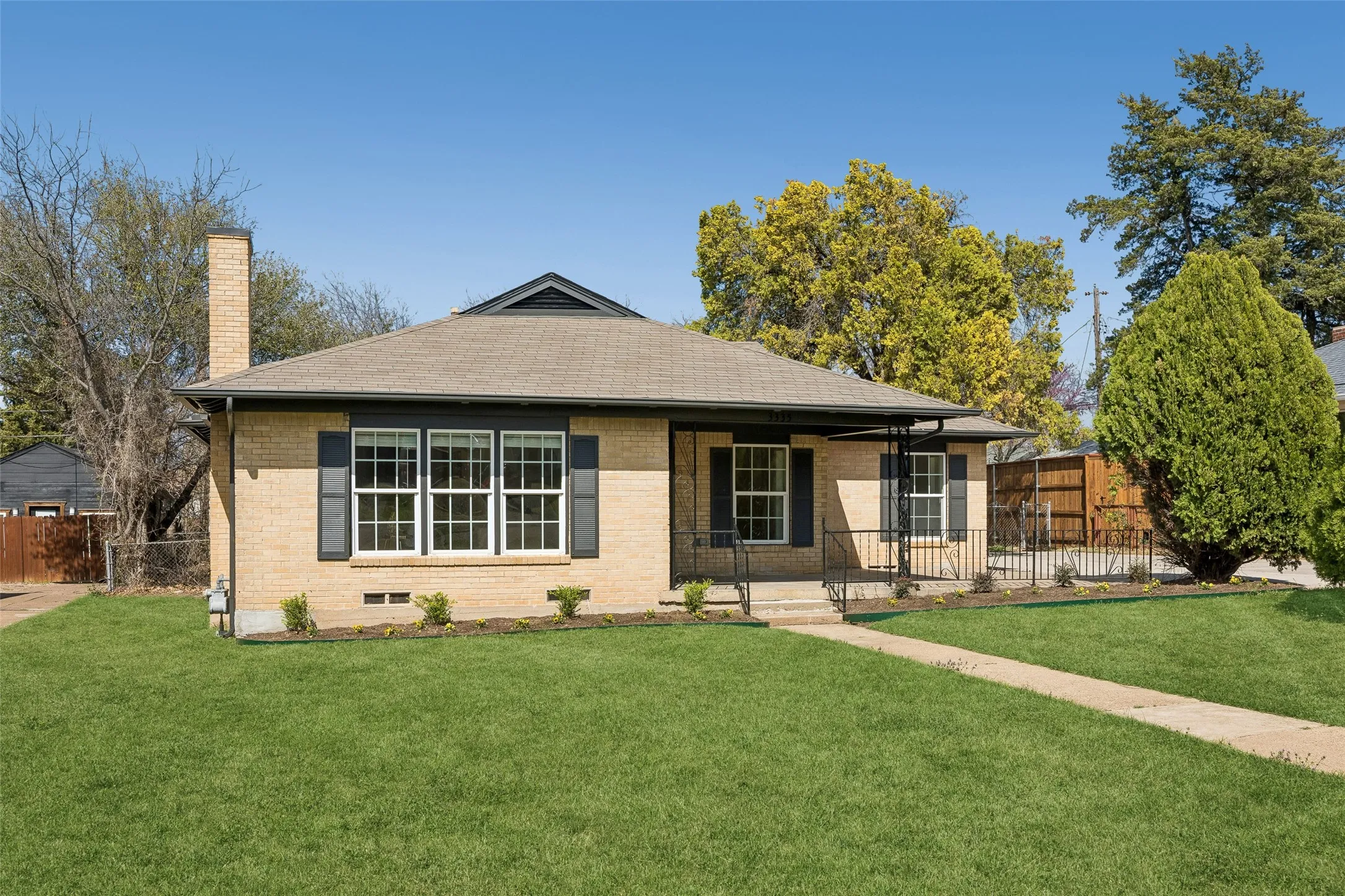 Single Family Residence For Sale in Dallas County , 3335 Burlingdell Avenue, Dallas, Texas 75211, 4 Bedroom, 2 Bathroom, 1 Garage spaces, 1,988 Sqft, built in 1950, mls#21401448, Real Estate Agent in Dallas, Homes For Sale in Dallas county, Homes For Sale in Dallas, Realtor in Dallas Texas, Real Estate Brokerage Independent Realty Texas, Luminita Cordes Realtor