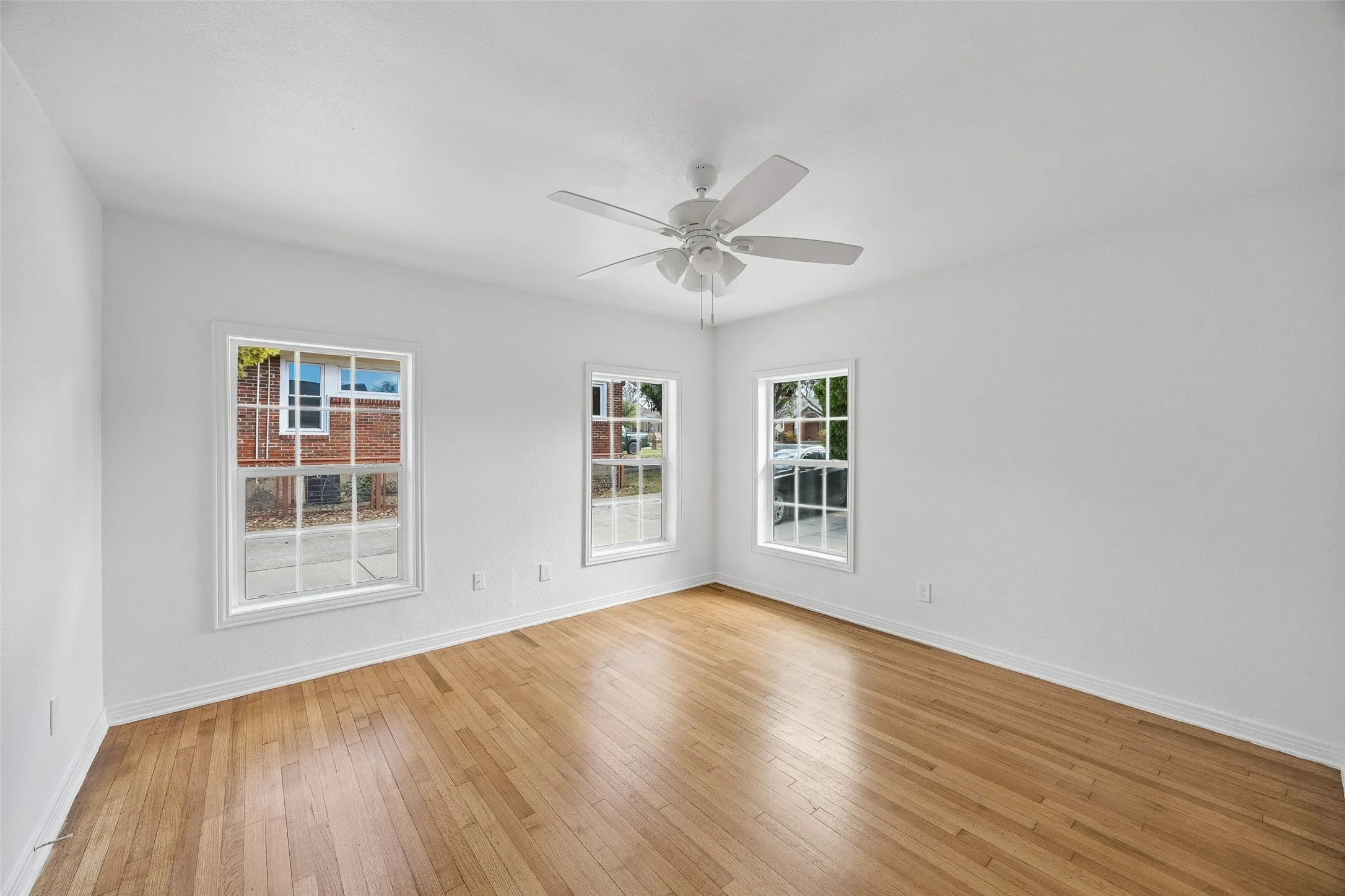 Single Family Residence For Sale in Dallas County , 3335 Burlingdell Avenue, Dallas, Texas 75211, 4 Bedroom, 2 Bathroom, 1 Garage spaces, 1,988 Sqft, built in 1950, mls#21401448, Real Estate Agent in Dallas, Homes For Sale in Dallas county, Homes For Sale in Dallas, Realtor in Dallas Texas, Real Estate Brokerage Independent Realty Texas, Luminita Cordes Realtor