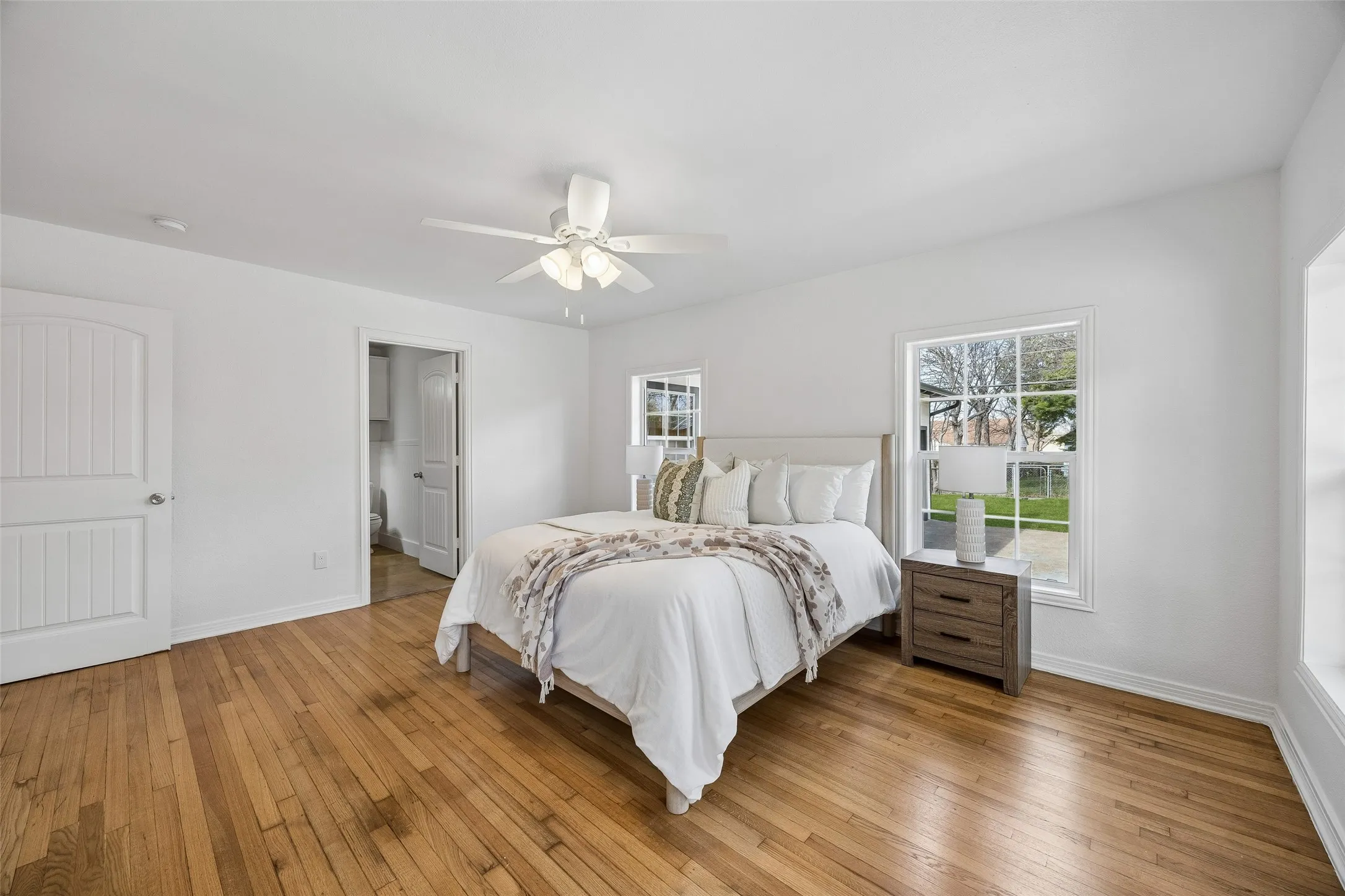Single Family Residence For Sale in Dallas County , 3335 Burlingdell Avenue, Dallas, Texas 75211, 4 Bedroom, 2 Bathroom, 1 Garage spaces, 1,988 Sqft, built in 1950, mls#21401448, Real Estate Agent in Dallas, Homes For Sale in Dallas county, Homes For Sale in Dallas, Realtor in Dallas Texas, Real Estate Brokerage Independent Realty Texas, Luminita Cordes Realtor