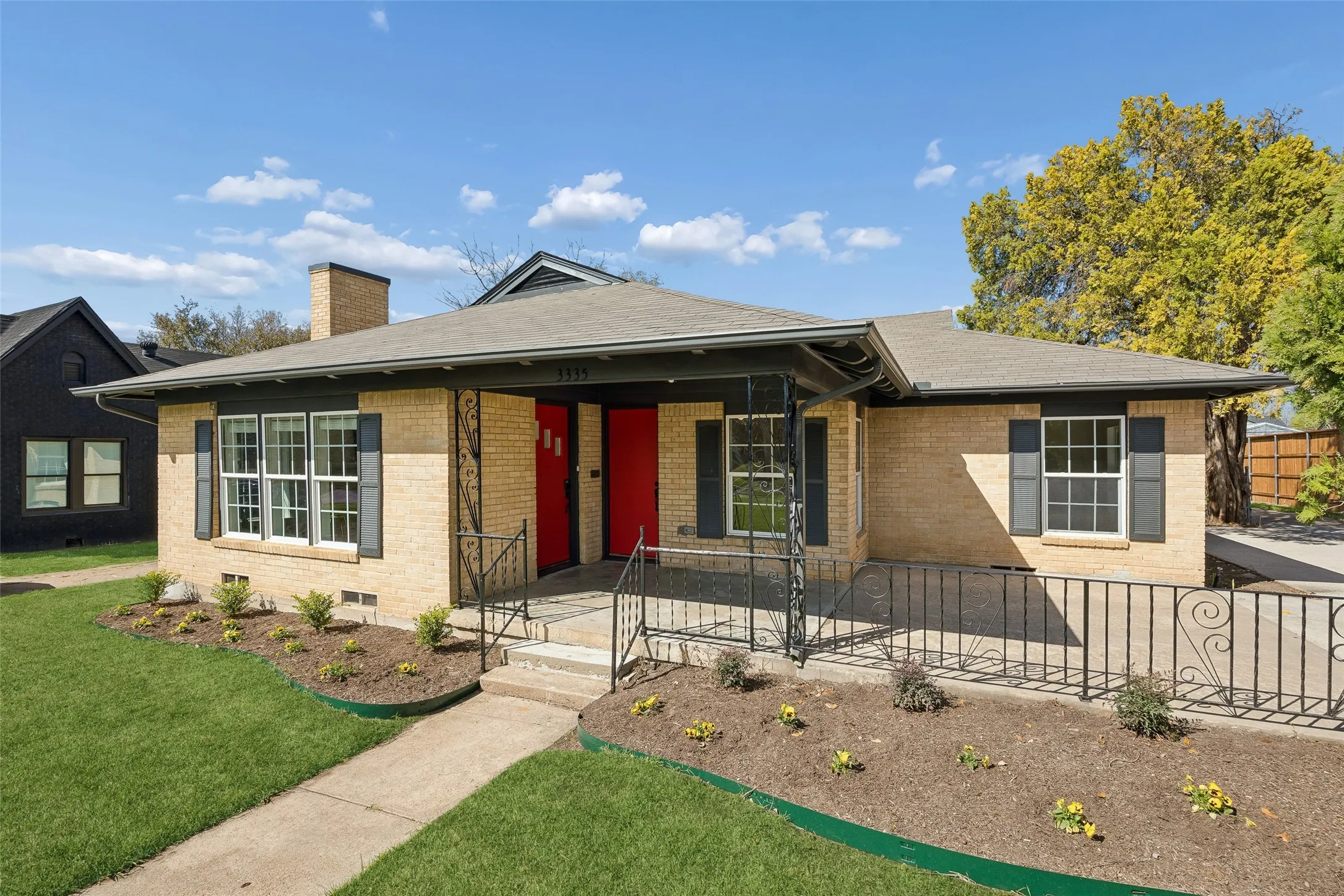 Single Family Residence For Sale in Dallas County , 3335 Burlingdell Avenue, Dallas, Texas 75211, 4 Bedroom, 2 Bathroom, 1 Garage spaces, 1,988 Sqft, built in 1950, mls#21401448, Real Estate Agent in Dallas, Homes For Sale in Dallas county, Homes For Sale in Dallas, Realtor in Dallas Texas, Real Estate Brokerage Independent Realty Texas, Luminita Cordes Realtor