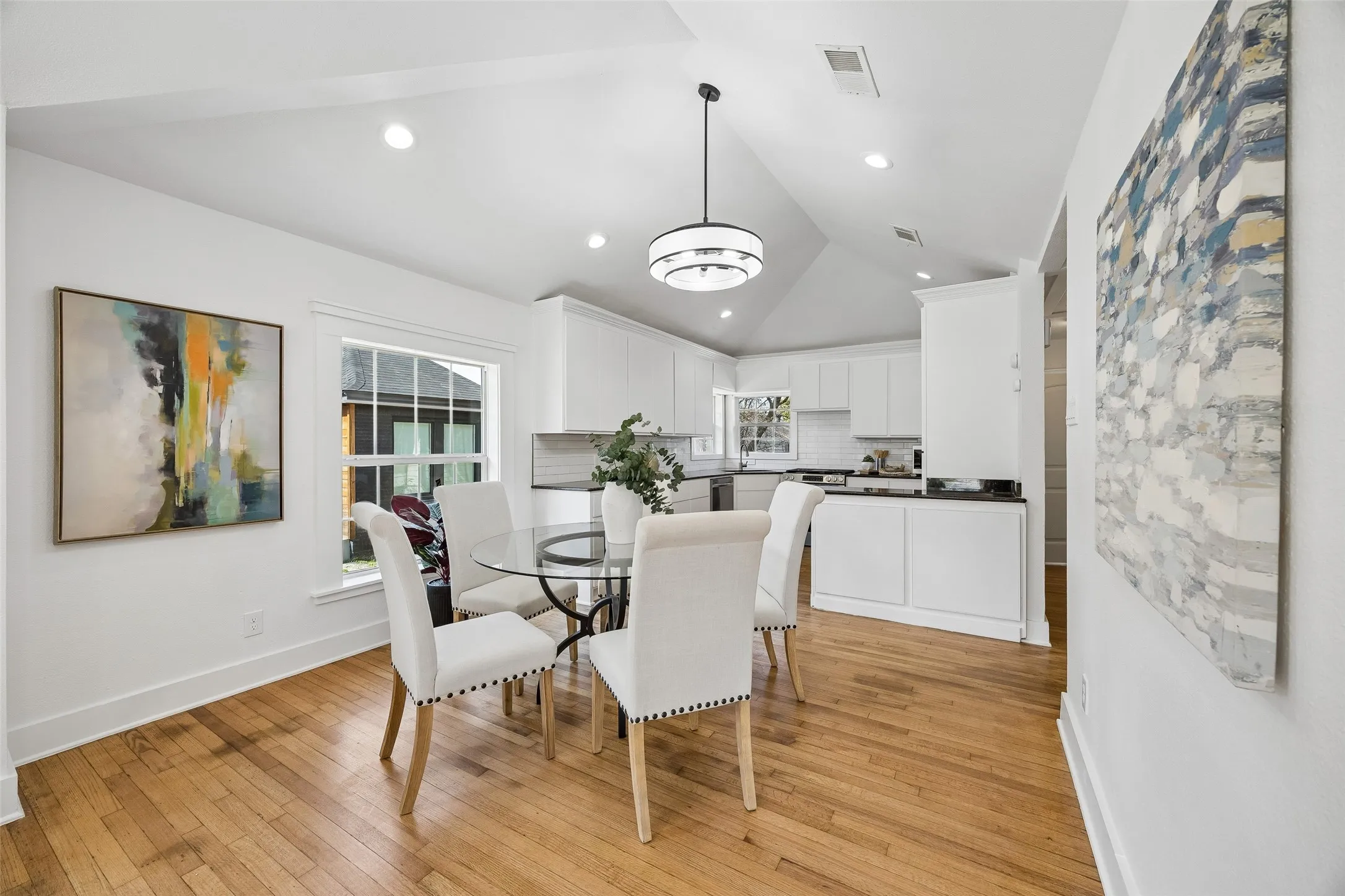 Single Family Residence For Sale in Dallas County , 3335 Burlingdell Avenue, Dallas, Texas 75211, 4 Bedroom, 2 Bathroom, 1 Garage spaces, 1,988 Sqft, built in 1950, mls#21401448, Real Estate Agent in Dallas, Homes For Sale in Dallas county, Homes For Sale in Dallas, Realtor in Dallas Texas, Real Estate Brokerage Independent Realty Texas, Luminita Cordes Realtor
