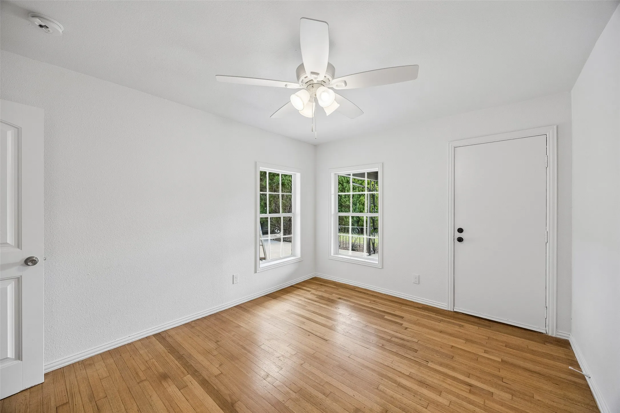 Single Family Residence For Sale in Dallas County , 3335 Burlingdell Avenue, Dallas, Texas 75211, 4 Bedroom, 2 Bathroom, 1 Garage spaces, 1,988 Sqft, built in 1950, mls#21401448, Real Estate Agent in Dallas, Homes For Sale in Dallas county, Homes For Sale in Dallas, Realtor in Dallas Texas, Real Estate Brokerage Independent Realty Texas, Luminita Cordes Realtor