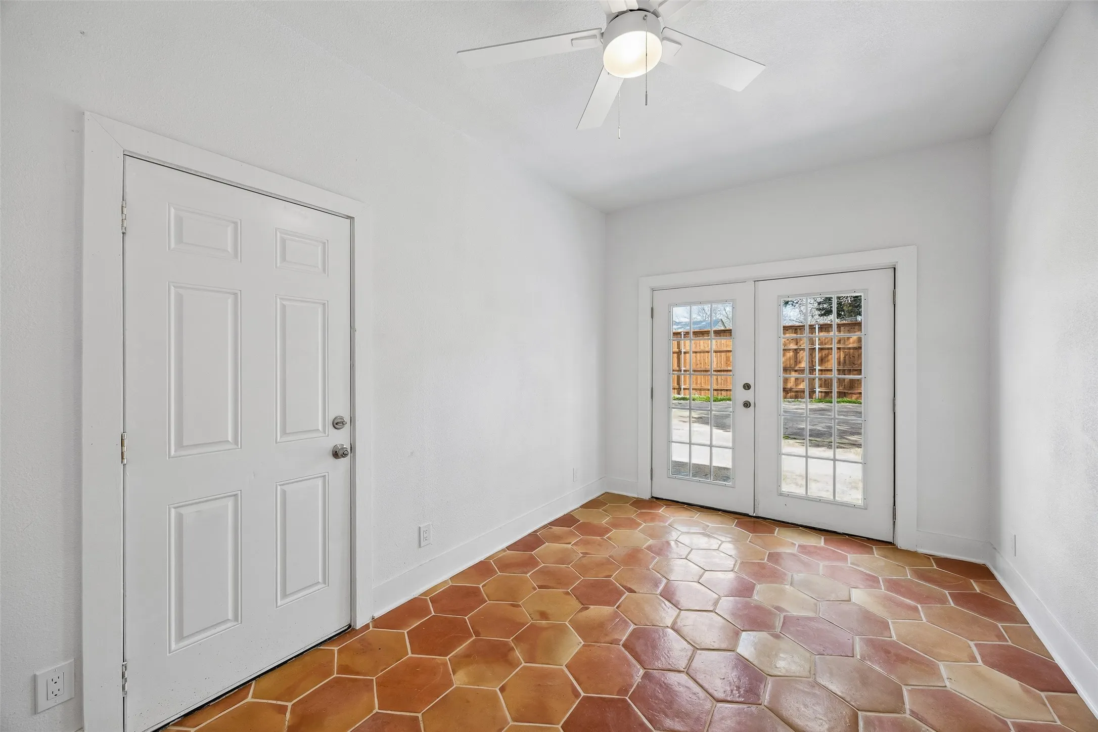 Single Family Residence For Sale in Dallas County , 3335 Burlingdell Avenue, Dallas, Texas 75211, 4 Bedroom, 2 Bathroom, 1 Garage spaces, 1,988 Sqft, built in 1950, mls#21401448, Real Estate Agent in Dallas, Homes For Sale in Dallas county, Homes For Sale in Dallas, Realtor in Dallas Texas, Real Estate Brokerage Independent Realty Texas, Luminita Cordes Realtor
