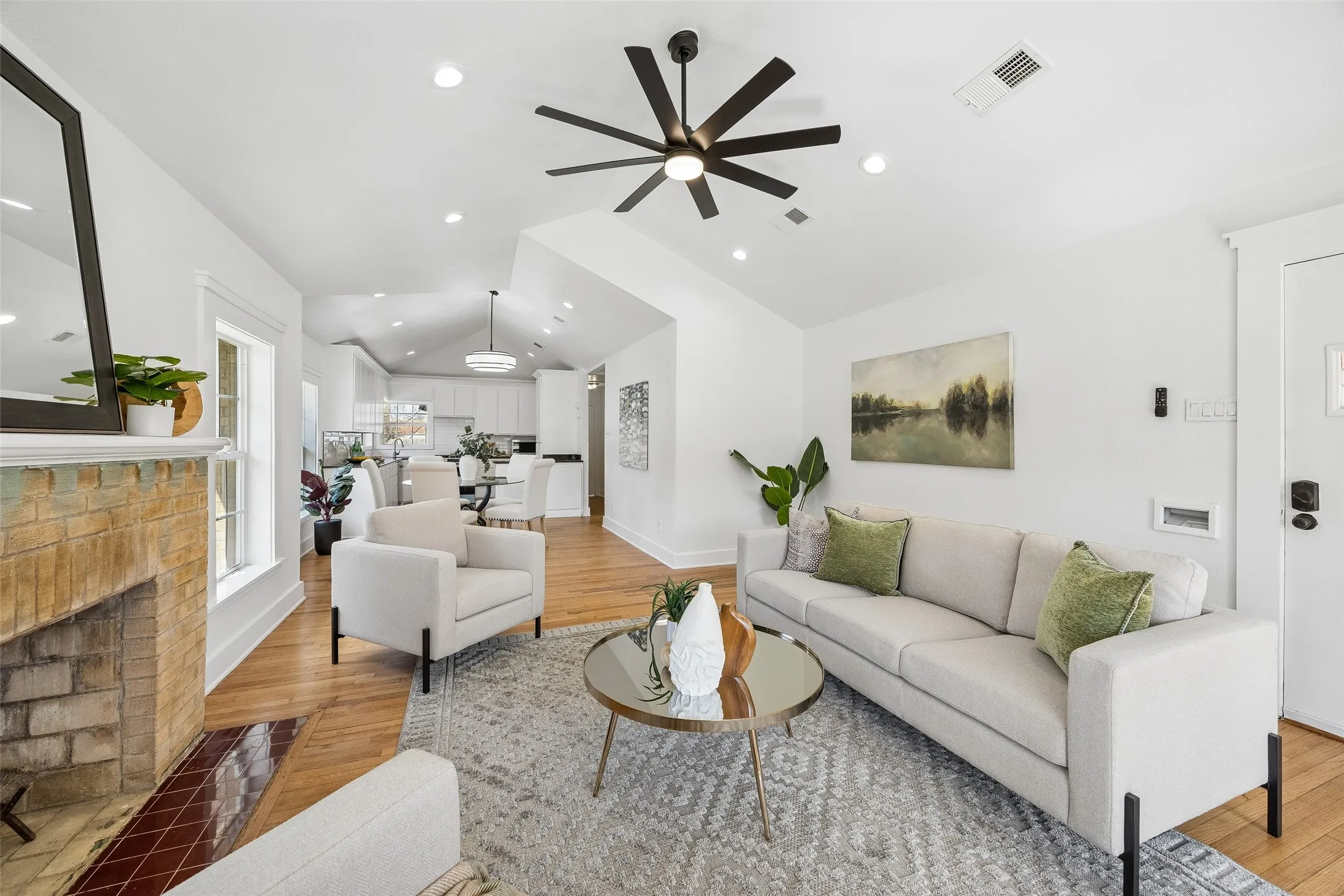 Single Family Residence For Sale in Dallas County , 3335 Burlingdell Avenue, Dallas, Texas 75211, 4 Bedroom, 2 Bathroom, 1 Garage spaces, 1,988 Sqft, built in 1950, mls#21401448, Real Estate Agent in Dallas, Homes For Sale in Dallas county, Homes For Sale in Dallas, Realtor in Dallas Texas, Real Estate Brokerage Independent Realty Texas, Luminita Cordes Realtor