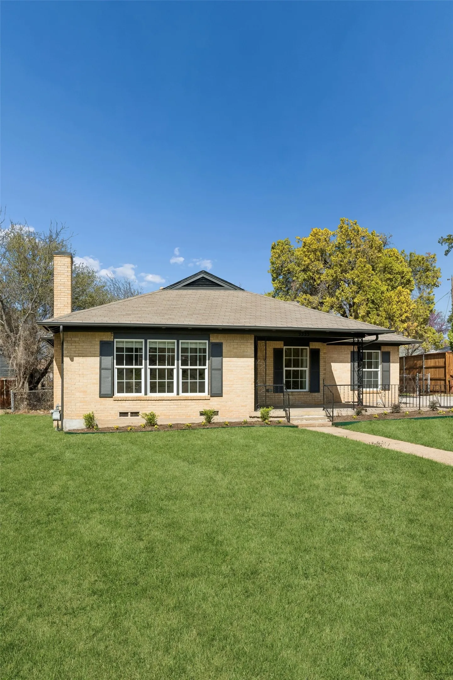 Single Family Residence For Sale in Dallas County , 3335 Burlingdell Avenue, Dallas, Texas 75211, 4 Bedroom, 2 Bathroom, 1 Garage spaces, 1,988 Sqft, built in 1950, mls#21401448, Real Estate Agent in Dallas, Homes For Sale in Dallas county, Homes For Sale in Dallas, Realtor in Dallas Texas, Real Estate Brokerage Independent Realty Texas, Luminita Cordes Realtor