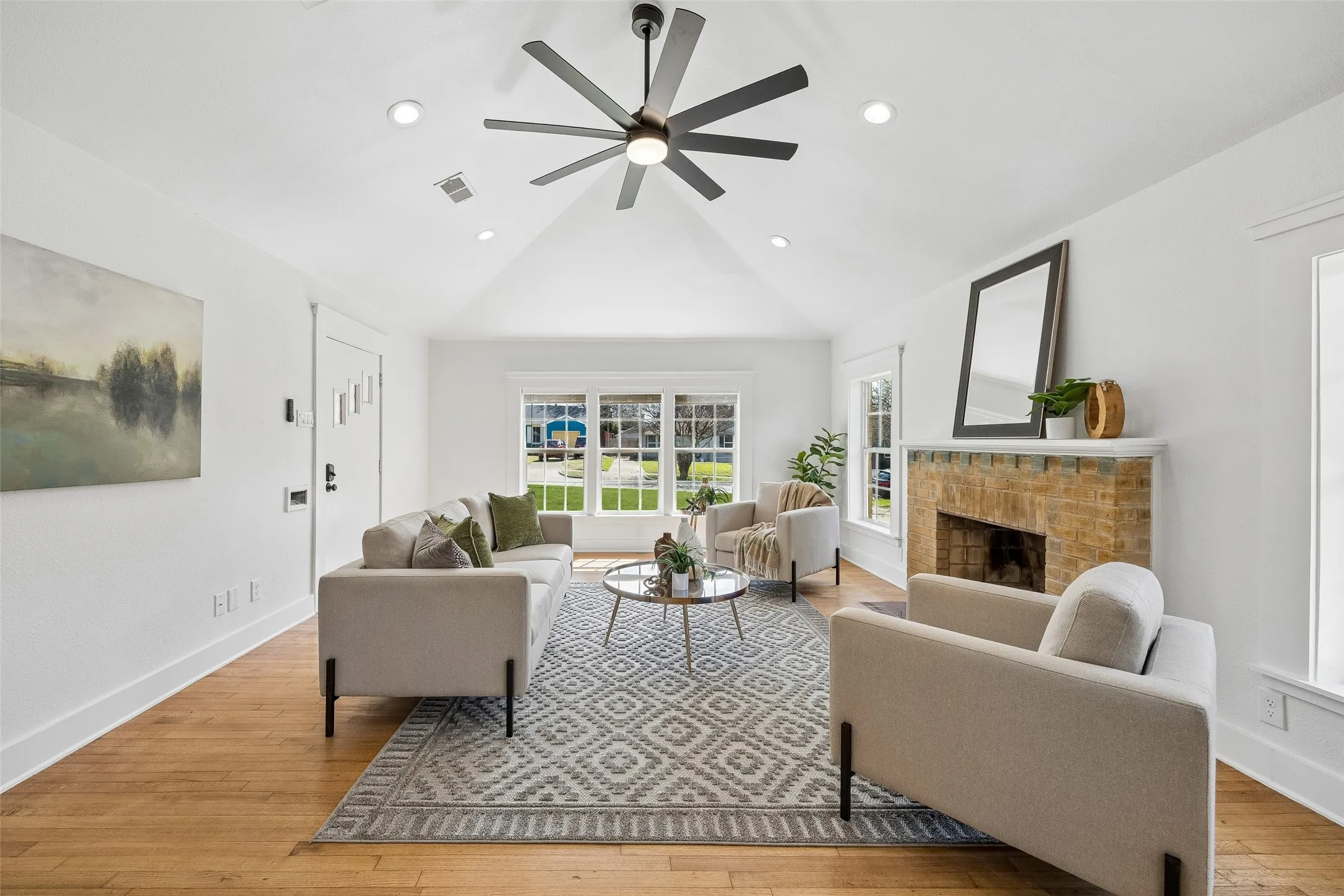 Single Family Residence For Sale in Dallas County , 3335 Burlingdell Avenue, Dallas, Texas 75211, 4 Bedroom, 2 Bathroom, 1 Garage spaces, 1,988 Sqft, built in 1950, mls#21401448, Real Estate Agent in Dallas, Homes For Sale in Dallas county, Homes For Sale in Dallas, Realtor in Dallas Texas, Real Estate Brokerage Independent Realty Texas, Luminita Cordes Realtor