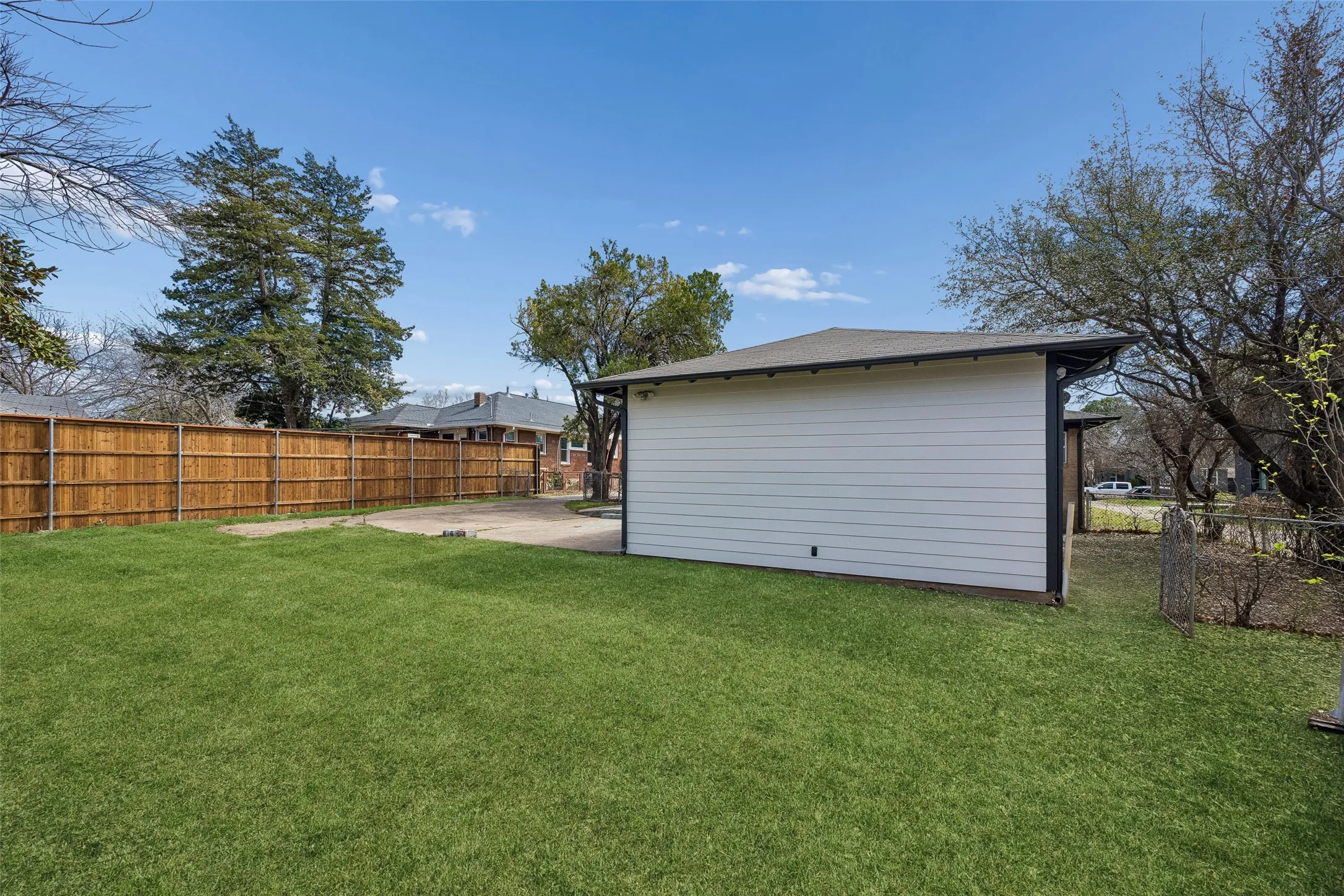 Single Family Residence For Sale in Dallas County , 3335 Burlingdell Avenue, Dallas, Texas 75211, 4 Bedroom, 2 Bathroom, 1 Garage spaces, 1,988 Sqft, built in 1950, mls#21401448, Real Estate Agent in Dallas, Homes For Sale in Dallas county, Homes For Sale in Dallas, Realtor in Dallas Texas, Real Estate Brokerage Independent Realty Texas, Luminita Cordes Realtor