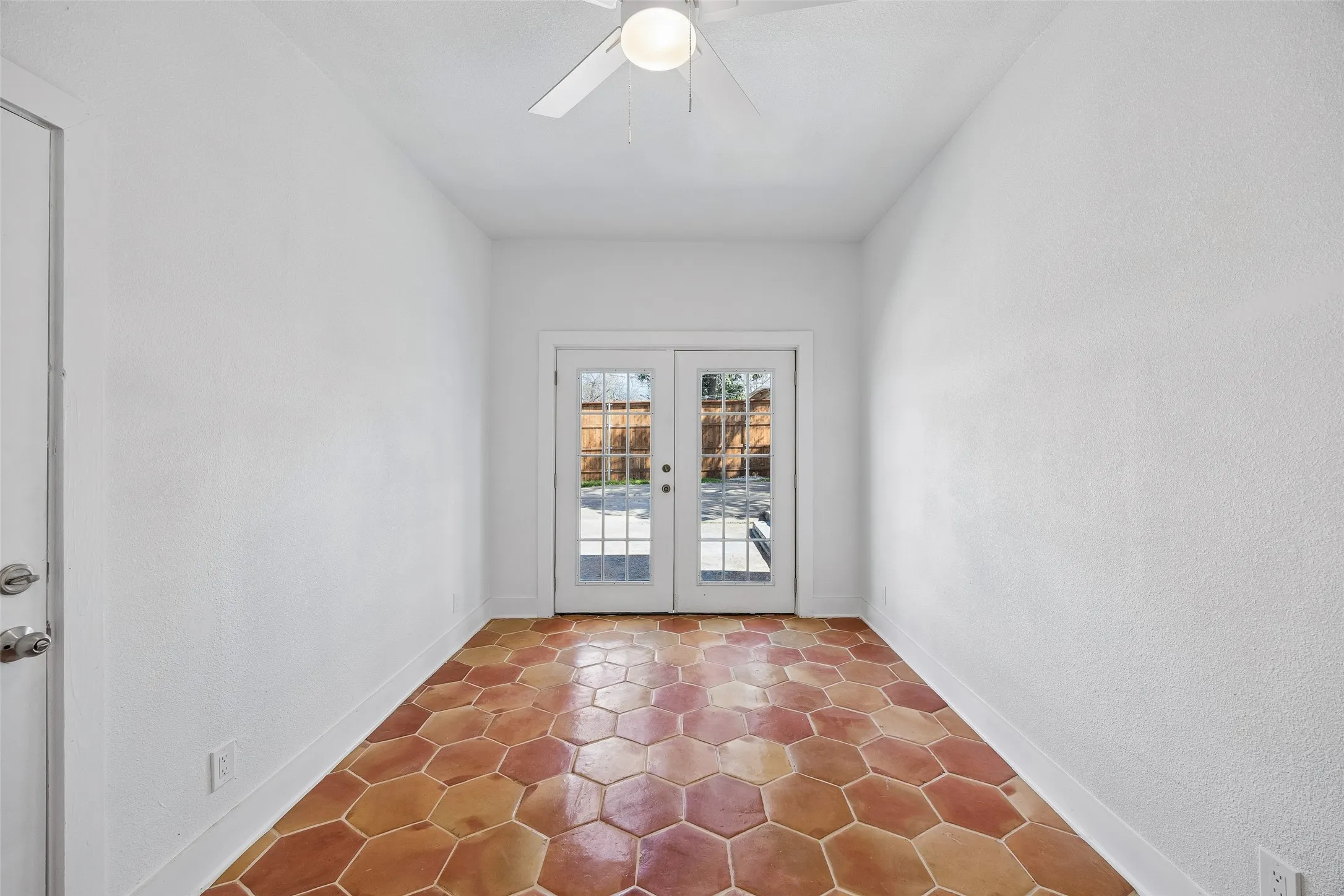 Single Family Residence For Sale in Dallas County , 3335 Burlingdell Avenue, Dallas, Texas 75211, 4 Bedroom, 2 Bathroom, 1 Garage spaces, 1,988 Sqft, built in 1950, mls#21401448, Real Estate Agent in Dallas, Homes For Sale in Dallas county, Homes For Sale in Dallas, Realtor in Dallas Texas, Real Estate Brokerage Independent Realty Texas, Luminita Cordes Realtor