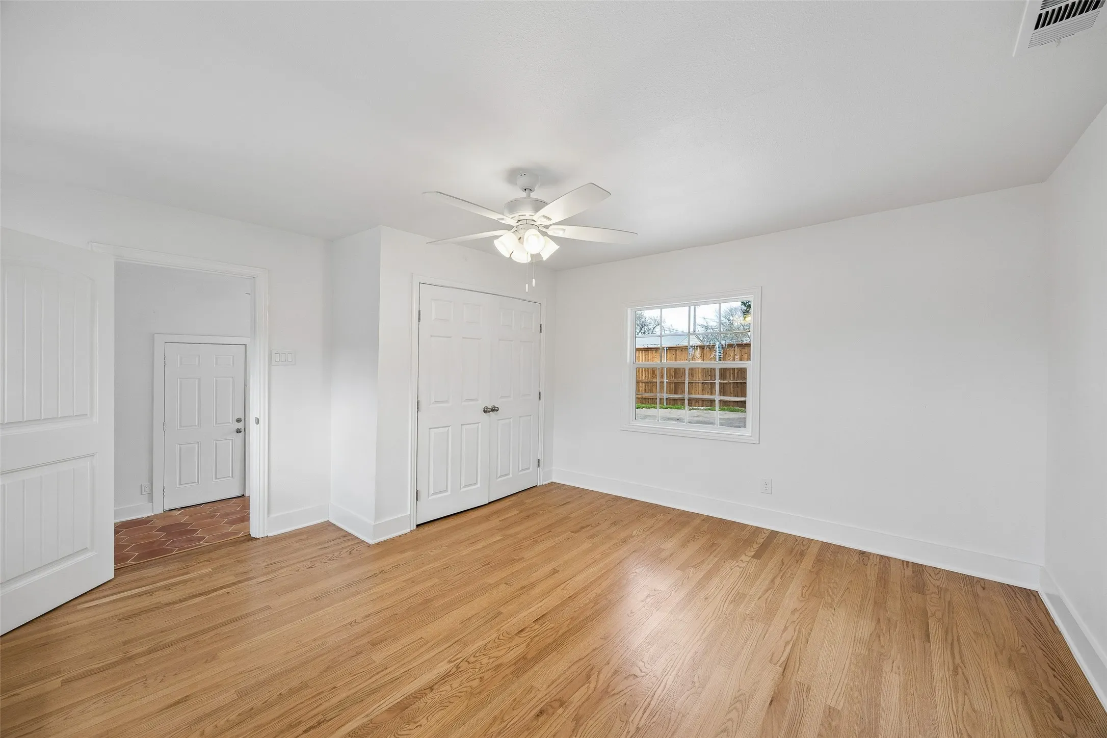 Single Family Residence For Sale in Dallas County , 3335 Burlingdell Avenue, Dallas, Texas 75211, 4 Bedroom, 2 Bathroom, 1 Garage spaces, 1,988 Sqft, built in 1950, mls#21401448, Real Estate Agent in Dallas, Homes For Sale in Dallas county, Homes For Sale in Dallas, Realtor in Dallas Texas, Real Estate Brokerage Independent Realty Texas, Luminita Cordes Realtor