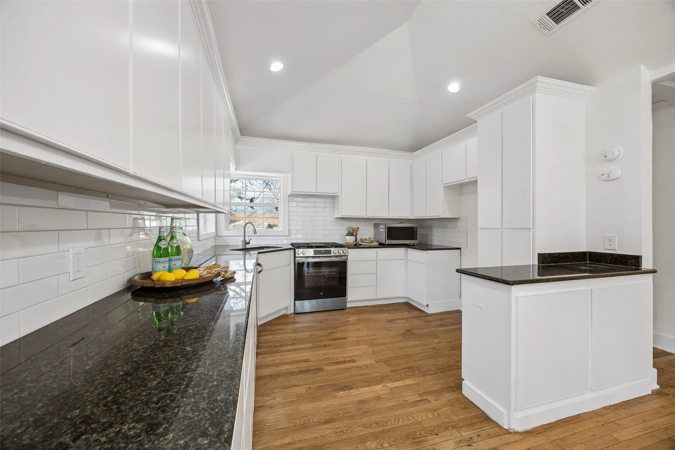 Single Family Residence For Sale in Dallas County , 3335 Burlingdell Avenue, Dallas, Texas 75211, 4 Bedroom, 2 Bathroom, 1 Garage spaces, 1,988 Sqft, built in 1950, mls#21401448, Real Estate Agent in Dallas, Homes For Sale in Dallas county, Homes For Sale in Dallas, Realtor in Dallas Texas, Real Estate Brokerage Independent Realty Texas, Luminita Cordes Realtor