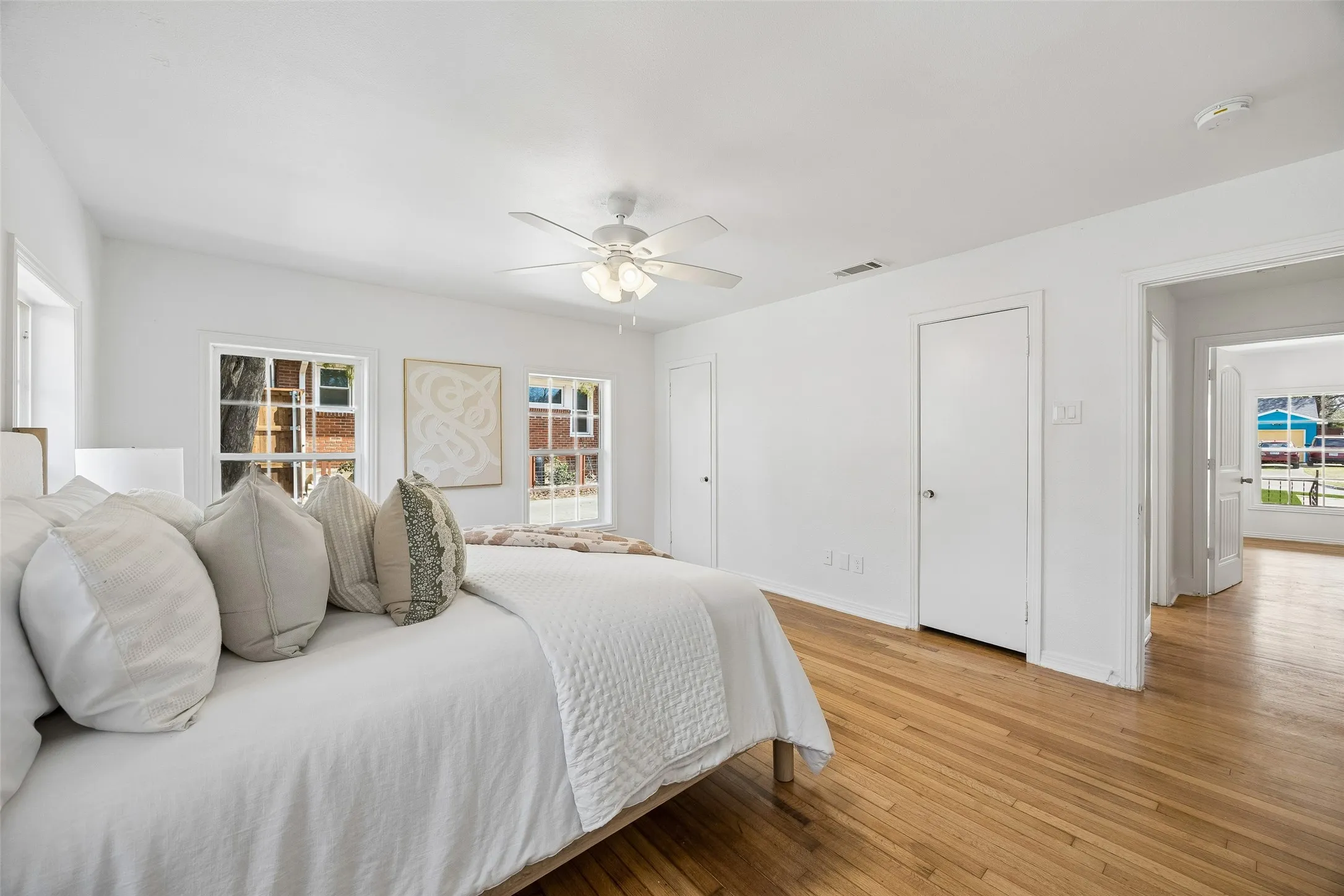 Single Family Residence For Sale in Dallas County , 3335 Burlingdell Avenue, Dallas, Texas 75211, 4 Bedroom, 2 Bathroom, 1 Garage spaces, 1,988 Sqft, built in 1950, mls#21401448, Real Estate Agent in Dallas, Homes For Sale in Dallas county, Homes For Sale in Dallas, Realtor in Dallas Texas, Real Estate Brokerage Independent Realty Texas, Luminita Cordes Realtor
