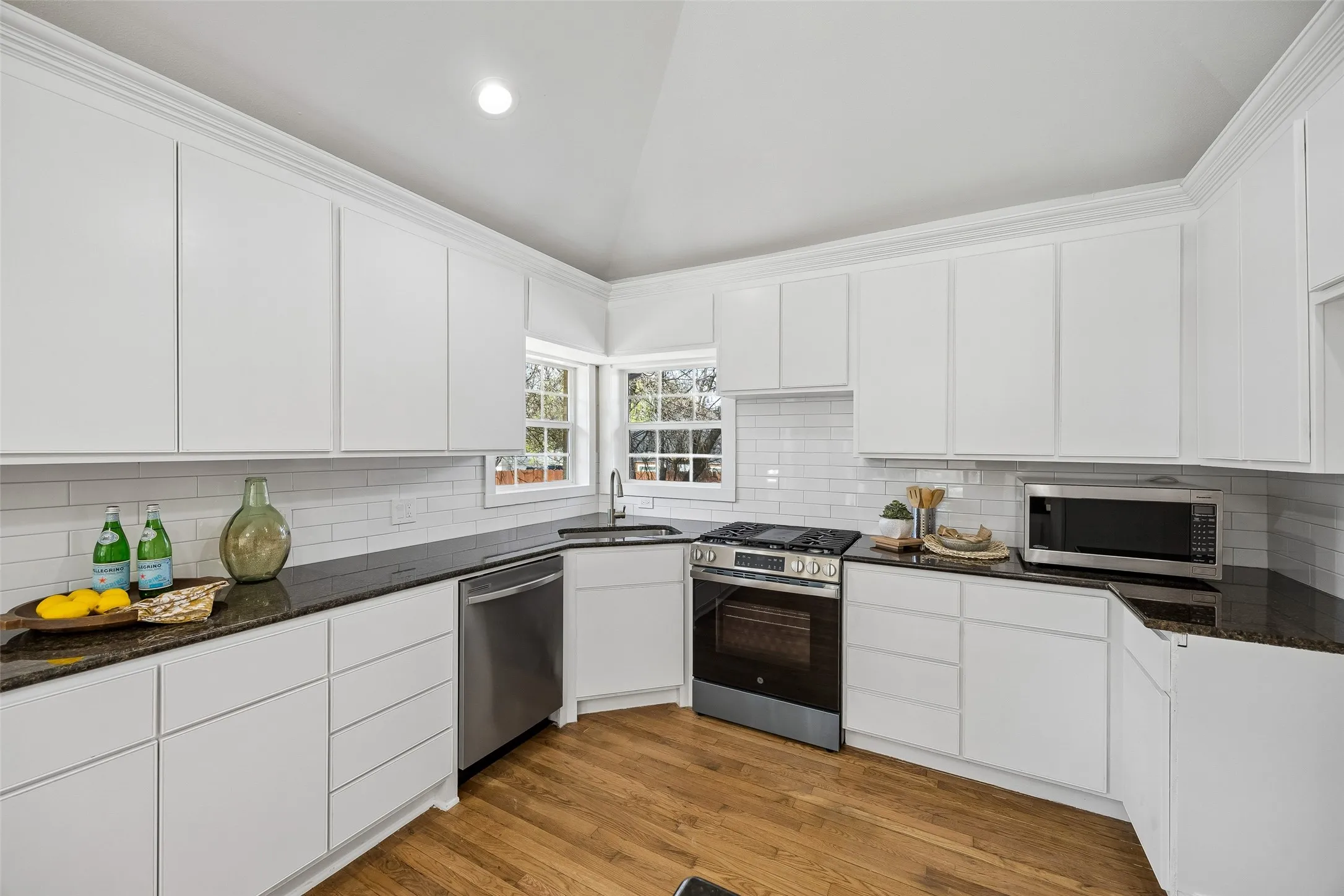 Single Family Residence For Sale in Dallas County , 3335 Burlingdell Avenue, Dallas, Texas 75211, 4 Bedroom, 2 Bathroom, 1 Garage spaces, 1,988 Sqft, built in 1950, mls#21401448, Real Estate Agent in Dallas, Homes For Sale in Dallas county, Homes For Sale in Dallas, Realtor in Dallas Texas, Real Estate Brokerage Independent Realty Texas, Luminita Cordes Realtor
