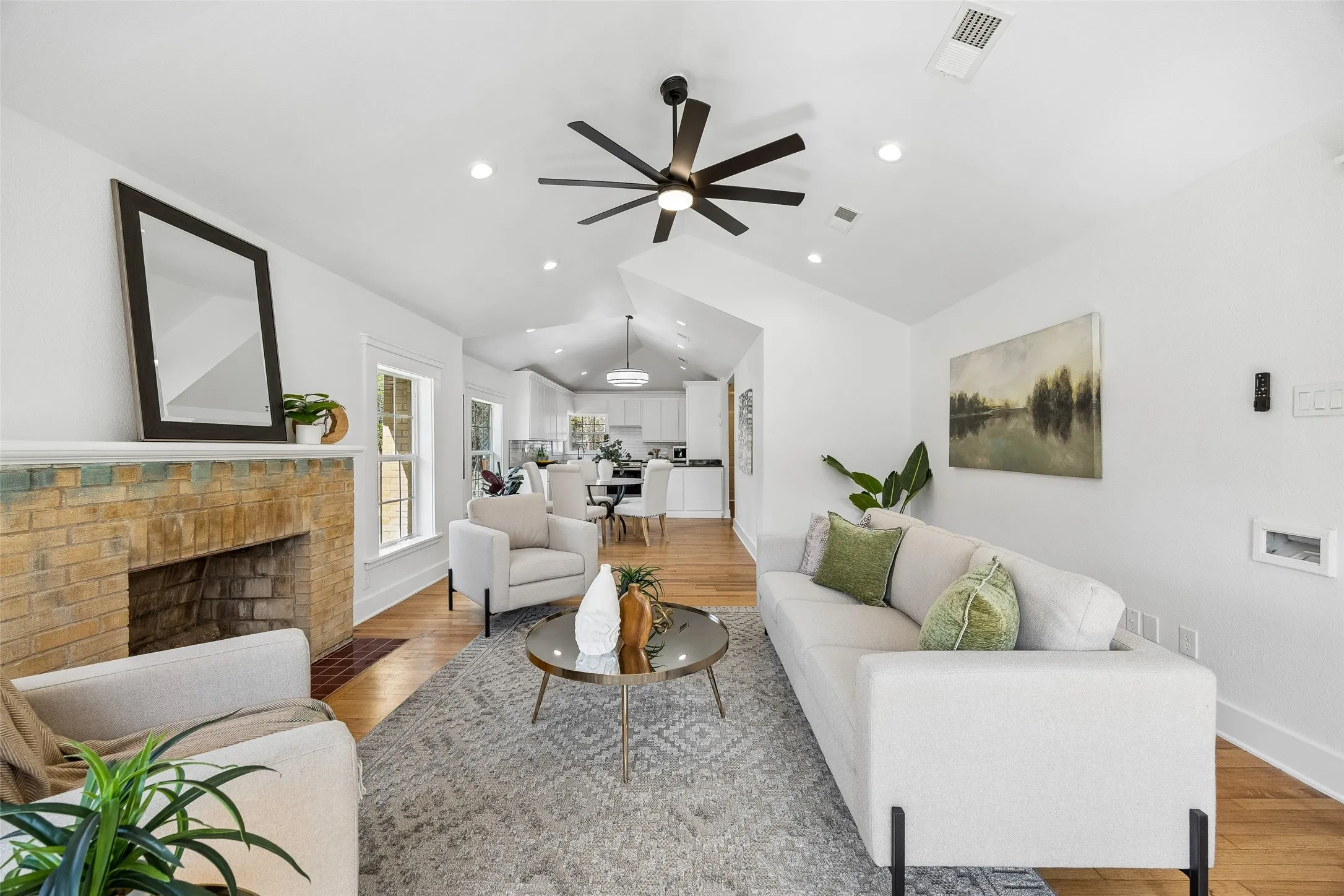 Single Family Residence For Sale in Dallas County , 3335 Burlingdell Avenue, Dallas, Texas 75211, 4 Bedroom, 2 Bathroom, 1 Garage spaces, 1,988 Sqft, built in 1950, mls#21401448, Real Estate Agent in Dallas, Homes For Sale in Dallas county, Homes For Sale in Dallas, Realtor in Dallas Texas, Real Estate Brokerage Independent Realty Texas, Luminita Cordes Realtor