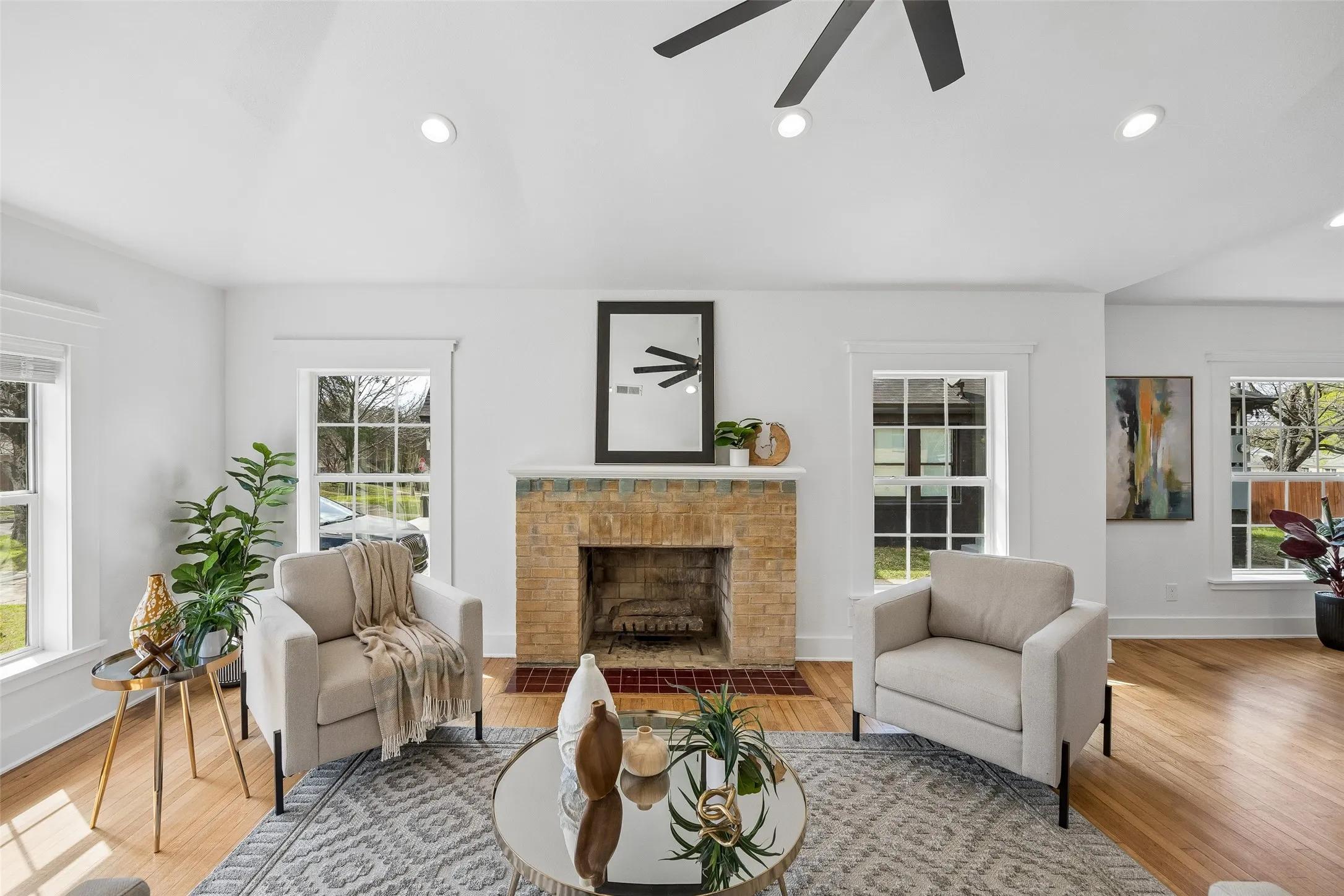 Single Family Residence For Sale in Dallas County , 3335 Burlingdell Avenue, Dallas, Texas 75211, 4 Bedroom, 2 Bathroom, 1 Garage spaces, 1,988 Sqft, built in 1950, mls#21401448, Real Estate Agent in Dallas, Homes For Sale in Dallas county, Homes For Sale in Dallas, Realtor in Dallas Texas, Real Estate Brokerage Independent Realty Texas, Luminita Cordes Realtor