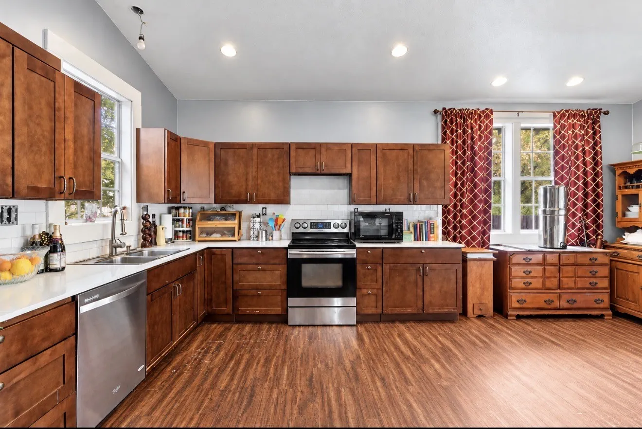 Single Family Residence For Sale in Hunt County , 2757 Lancer Road, Greenville, Texas 75401, 4 Bedroom, 3 Bathroom, Garage spaces, 4,196 Sqft, built in 1975, mls#21401252, Real Estate Agent in Greenville, Homes For Sale in Hunt county, Homes For Sale in Greenville, Realtor in Greenville Texas, Real Estate Brokerage Independent Realty Texas, Luminita Cordes Realtor