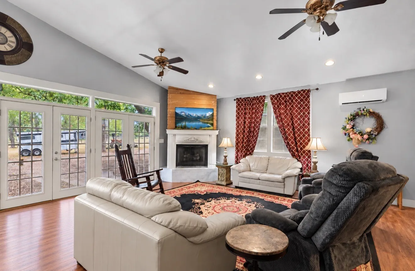 Single Family Residence For Sale in Hunt County , 2757 Lancer Road, Greenville, Texas 75401, 4 Bedroom, 3 Bathroom, Garage spaces, 4,196 Sqft, built in 1975, mls#21401252, Real Estate Agent in Greenville, Homes For Sale in Hunt county, Homes For Sale in Greenville, Realtor in Greenville Texas, Real Estate Brokerage Independent Realty Texas, Luminita Cordes Realtor