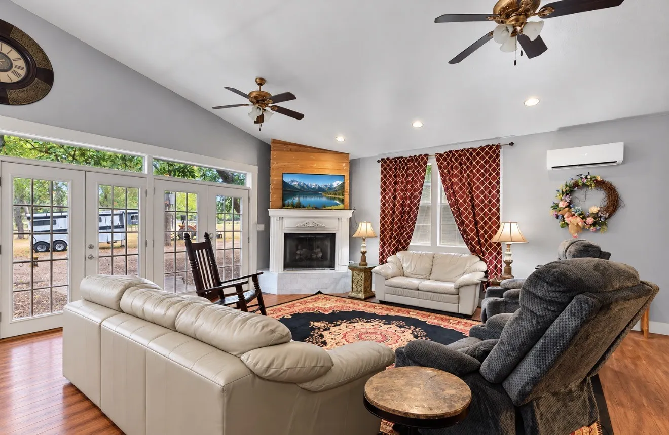 Single Family Residence For Sale in Hunt County , 2757 Lancer Road, Greenville, Texas 75401, 4 Bedroom, 3 Bathroom, Garage spaces, 4,196 Sqft, built in 1975, mls#21401252, Real Estate Agent in Greenville, Homes For Sale in Hunt county, Homes For Sale in Greenville, Realtor in Greenville Texas, Real Estate Brokerage Independent Realty Texas, Luminita Cordes Realtor
