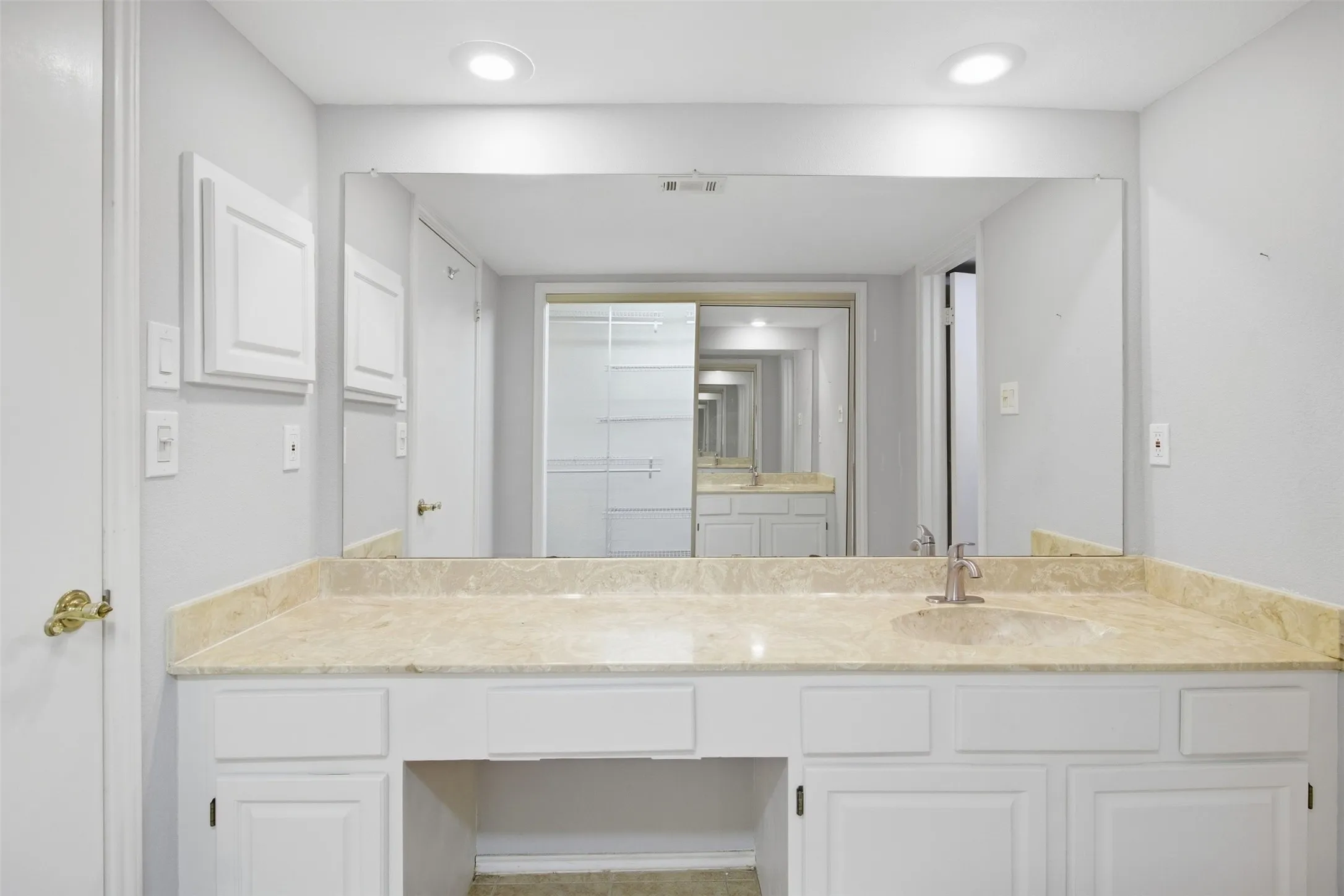 Condominium For Rent in Tarrant County , 2732 Copper Creek Drive 202, Arlington, Texas 76006, 2 Bedroom, 2 Bathroom, Garage spaces, 952 Sqft, built in 1983, mls#21401209, Real Estate Agent in Arlington, Homes For Rent in Tarrant county, Homes For Rent in Arlington, Realtor in Arlington Texas, Real Estate Brokerage Independent Realty Texas, Luminita Cordes Realtor