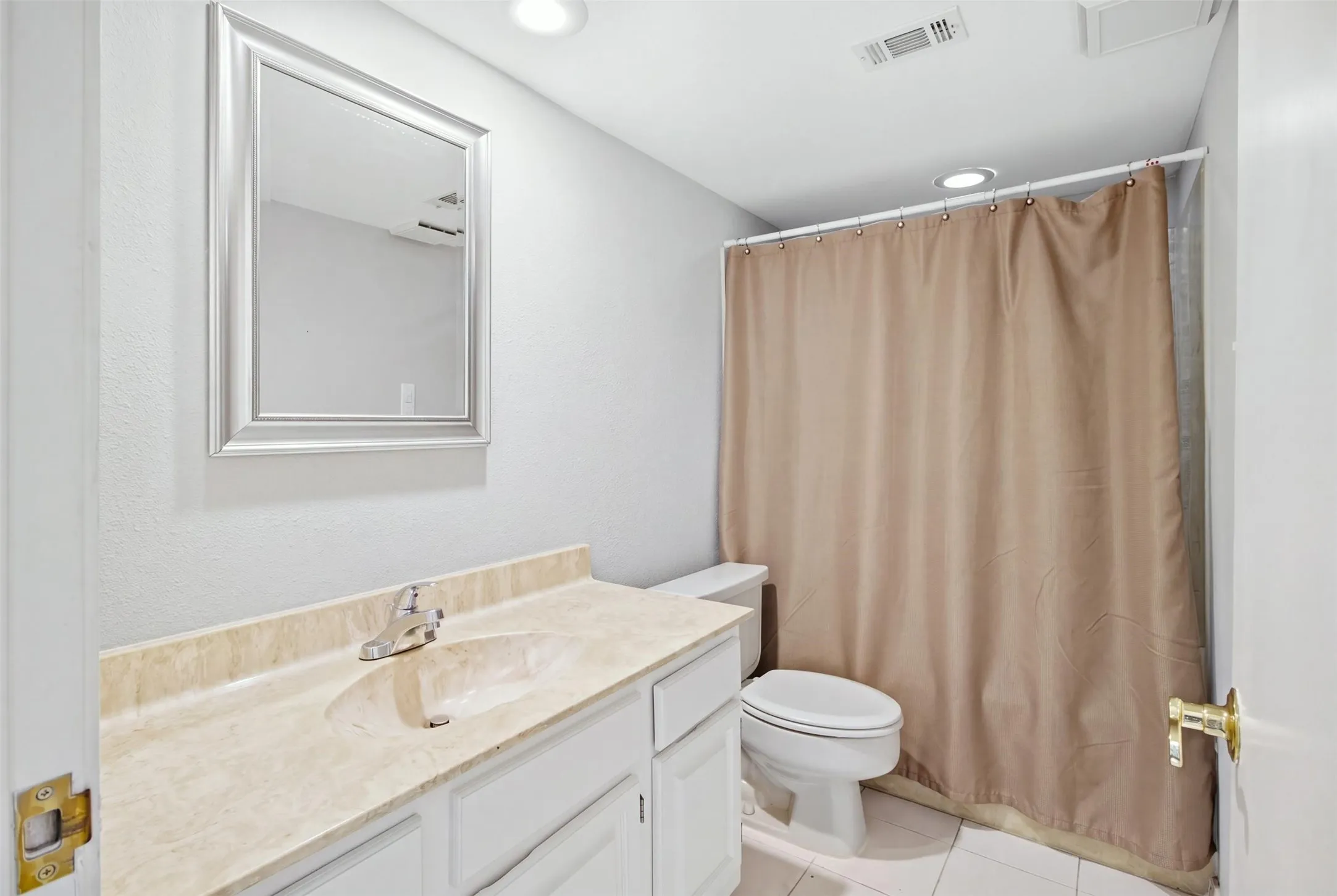 Condominium For Rent in Tarrant County , 2732 Copper Creek Drive 202, Arlington, Texas 76006, 2 Bedroom, 2 Bathroom, Garage spaces, 952 Sqft, built in 1983, mls#21401209, Real Estate Agent in Arlington, Homes For Rent in Tarrant county, Homes For Rent in Arlington, Realtor in Arlington Texas, Real Estate Brokerage Independent Realty Texas, Luminita Cordes Realtor