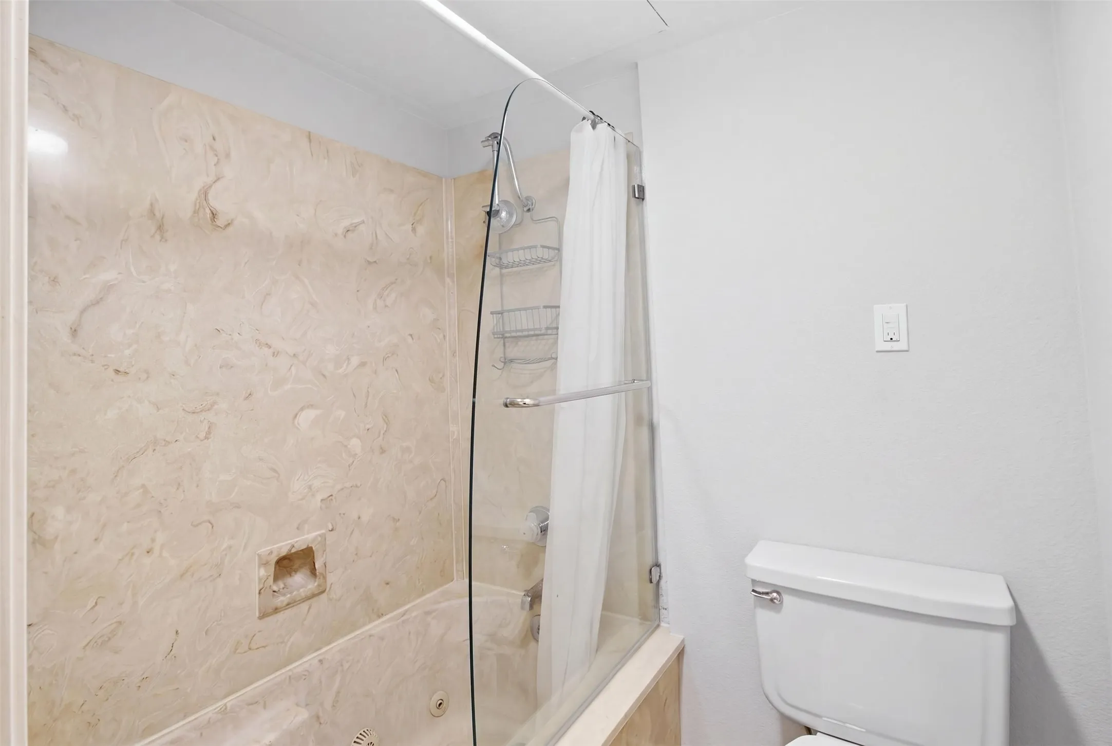 Condominium For Rent in Tarrant County , 2732 Copper Creek Drive 202, Arlington, Texas 76006, 2 Bedroom, 2 Bathroom, Garage spaces, 952 Sqft, built in 1983, mls#21401209, Real Estate Agent in Arlington, Homes For Rent in Tarrant county, Homes For Rent in Arlington, Realtor in Arlington Texas, Real Estate Brokerage Independent Realty Texas, Luminita Cordes Realtor