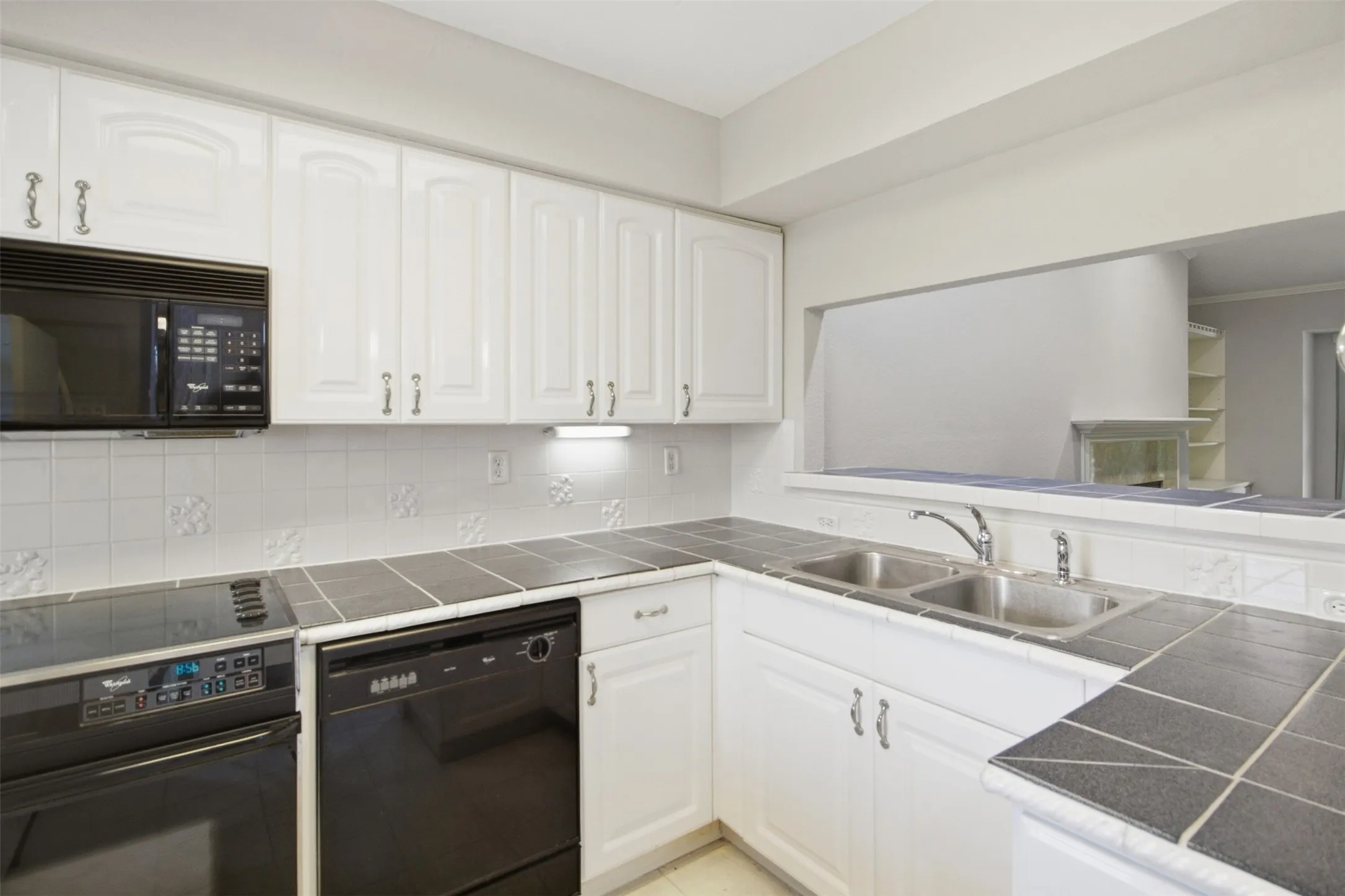 Condominium For Rent in Tarrant County , 2732 Copper Creek Drive 202, Arlington, Texas 76006, 2 Bedroom, 2 Bathroom, Garage spaces, 952 Sqft, built in 1983, mls#21401209, Real Estate Agent in Arlington, Homes For Rent in Tarrant county, Homes For Rent in Arlington, Realtor in Arlington Texas, Real Estate Brokerage Independent Realty Texas, Luminita Cordes Realtor