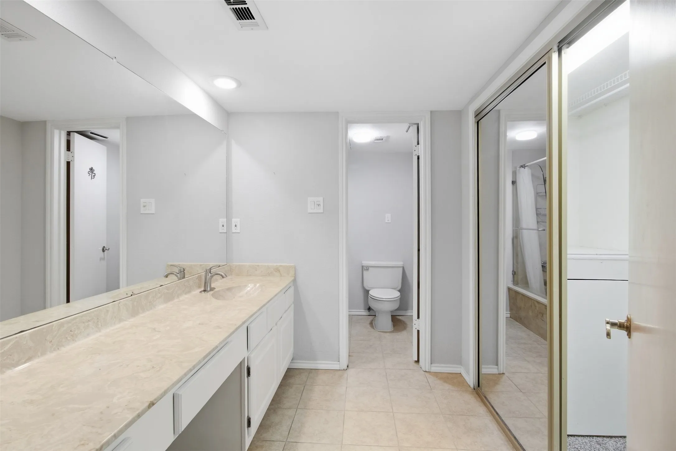 Condominium For Rent in Tarrant County , 2732 Copper Creek Drive 202, Arlington, Texas 76006, 2 Bedroom, 2 Bathroom, Garage spaces, 952 Sqft, built in 1983, mls#21401209, Real Estate Agent in Arlington, Homes For Rent in Tarrant county, Homes For Rent in Arlington, Realtor in Arlington Texas, Real Estate Brokerage Independent Realty Texas, Luminita Cordes Realtor