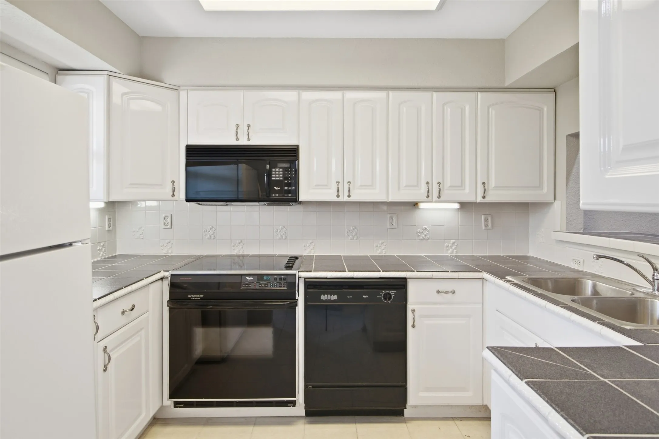 Condominium For Rent in Tarrant County , 2732 Copper Creek Drive 202, Arlington, Texas 76006, 2 Bedroom, 2 Bathroom, Garage spaces, 952 Sqft, built in 1983, mls#21401209, Real Estate Agent in Arlington, Homes For Rent in Tarrant county, Homes For Rent in Arlington, Realtor in Arlington Texas, Real Estate Brokerage Independent Realty Texas, Luminita Cordes Realtor